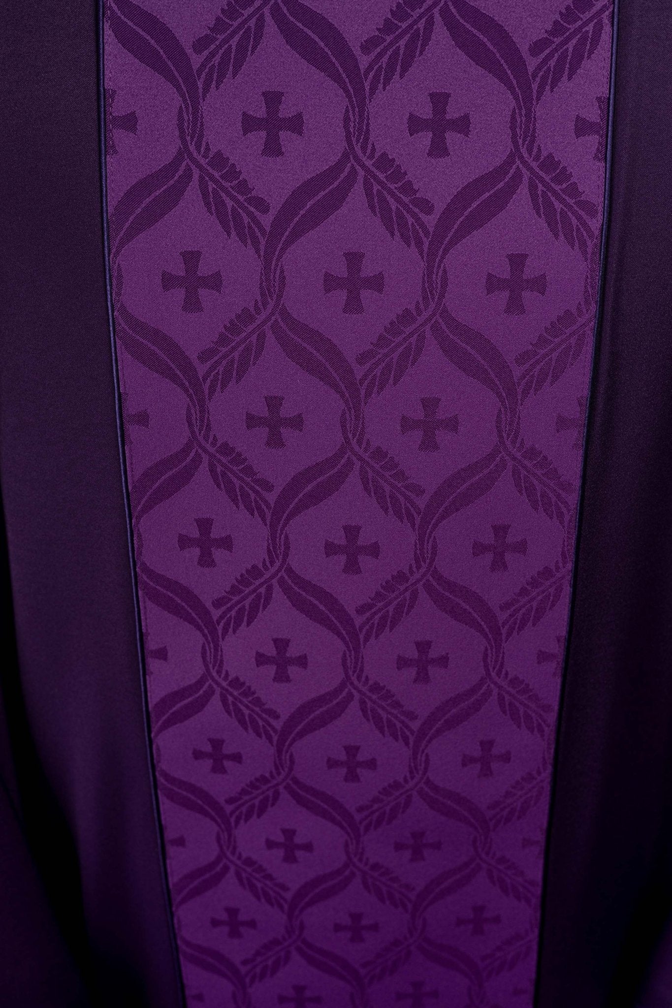 Chasuble violette avec bande jacquard ornée de croix KOR/402/03/53 - CHASUBLES.FR