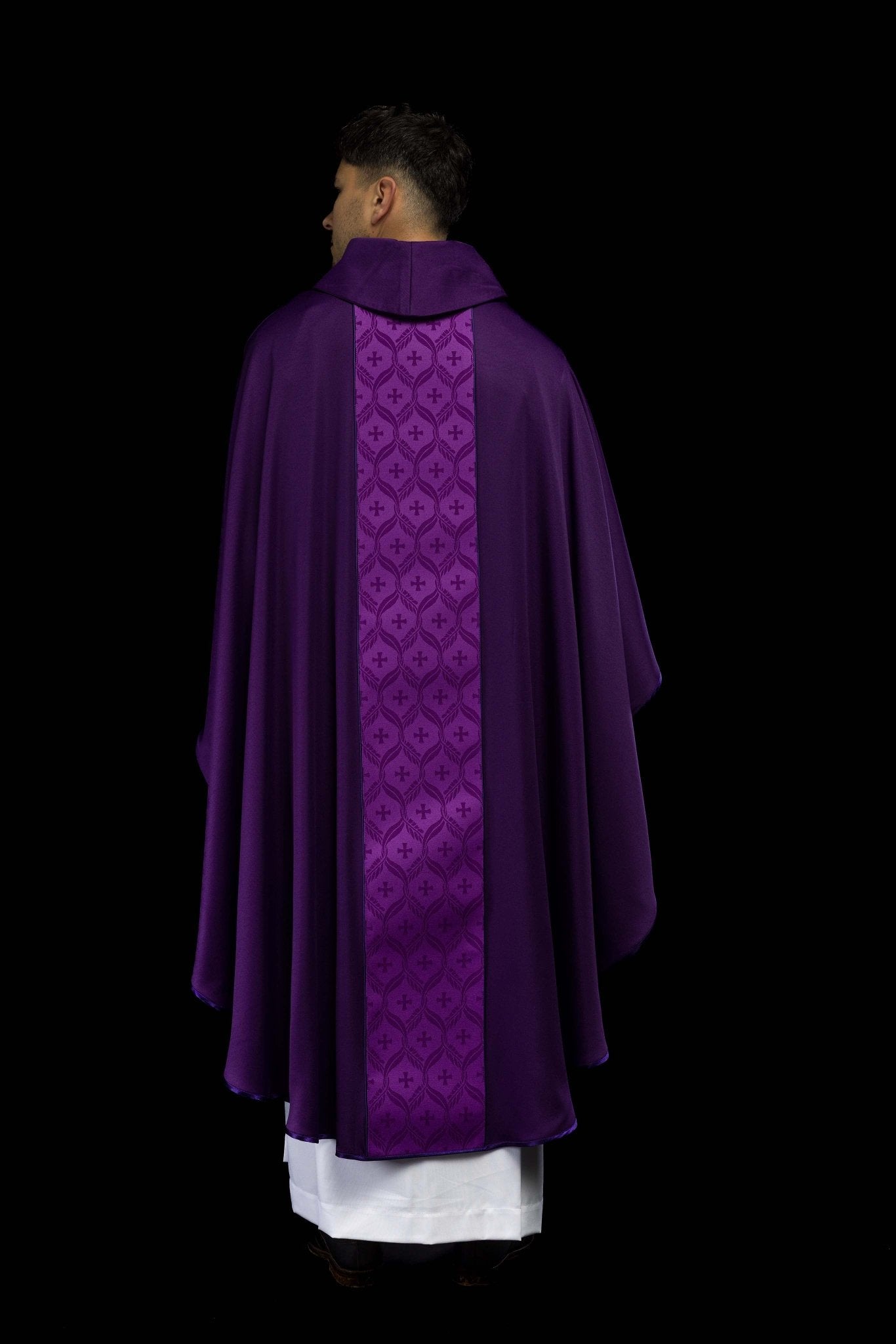 Chasuble violette avec bande jacquard ornée de croix KOR/402/03/53 - CHASUBLES.FR