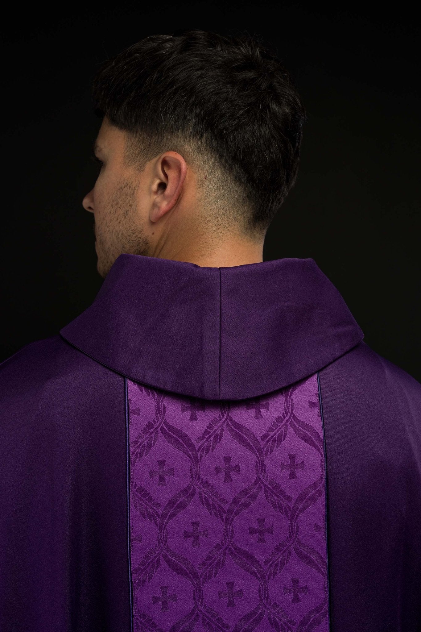 Chasuble violette avec bande jacquard ornée de croix KOR/402/03/53 - CHASUBLES.FR