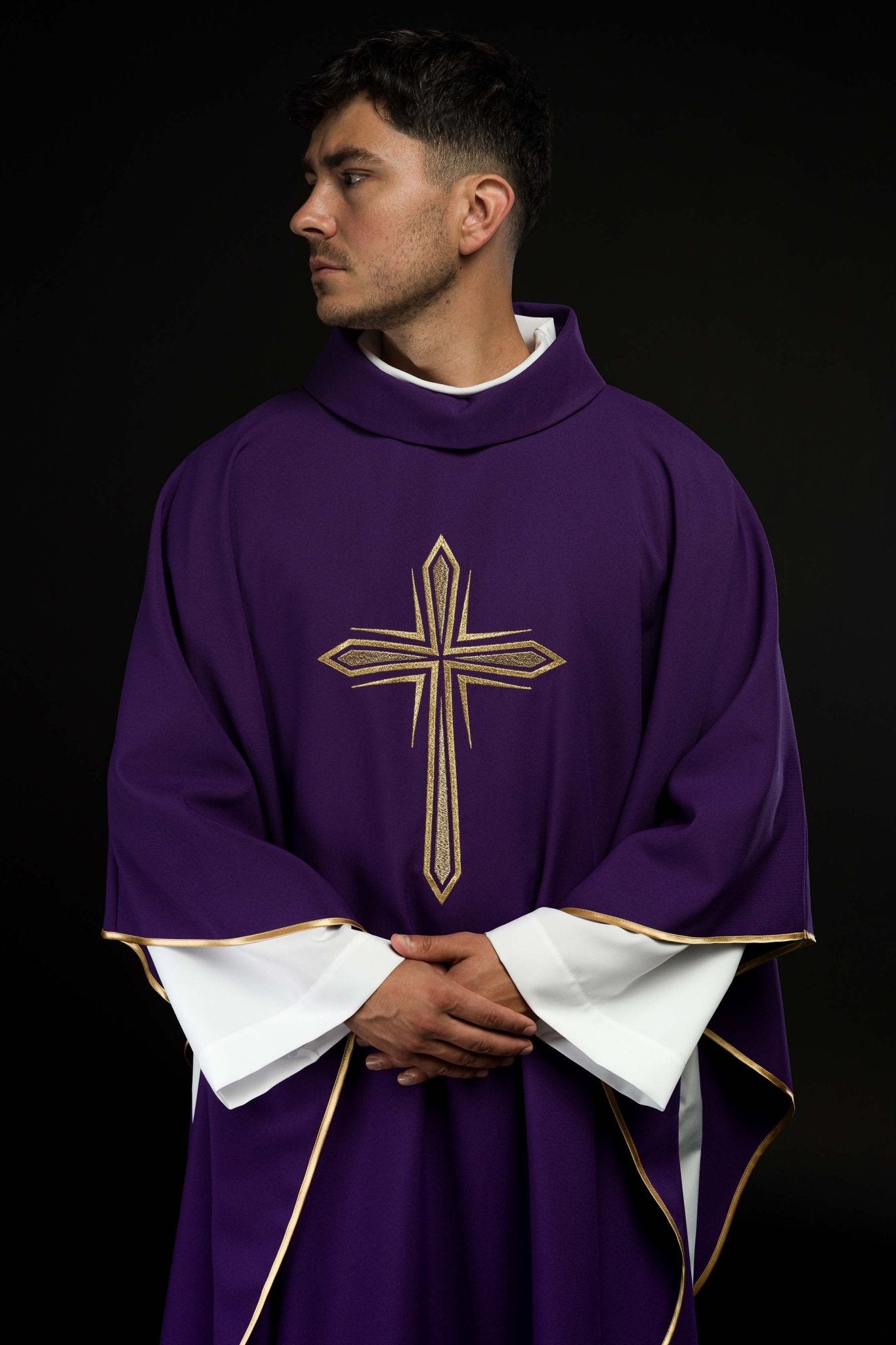 Chasuble violette avec broderie en croix KOR/037/03/12 FIOLET - CHASUBLES.FR