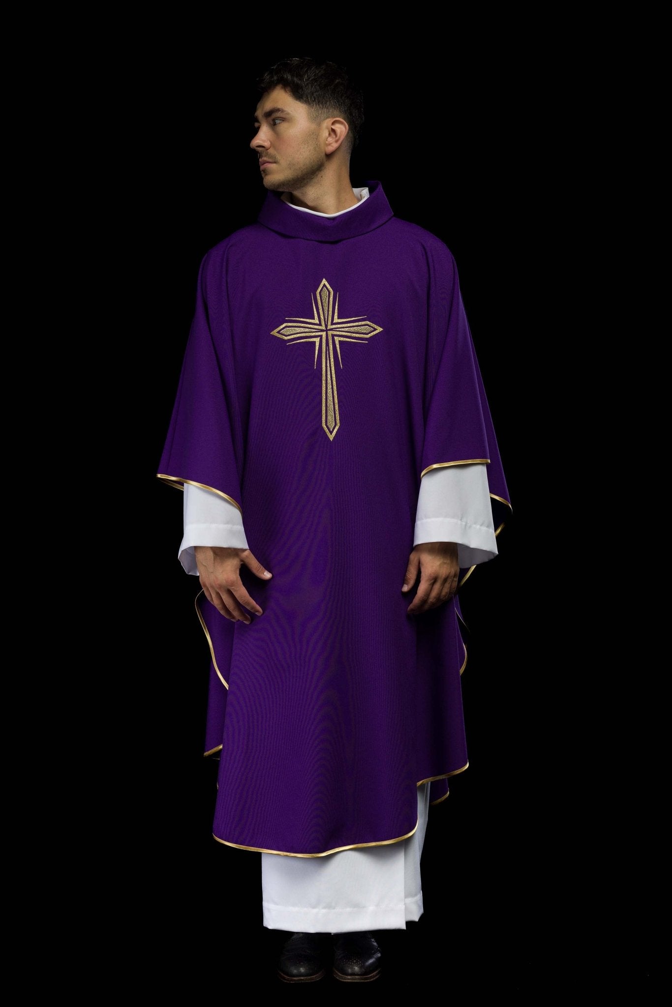 Chasuble violette avec broderie en croix KOR/037/03/12 FIOLET - CHASUBLES.FR