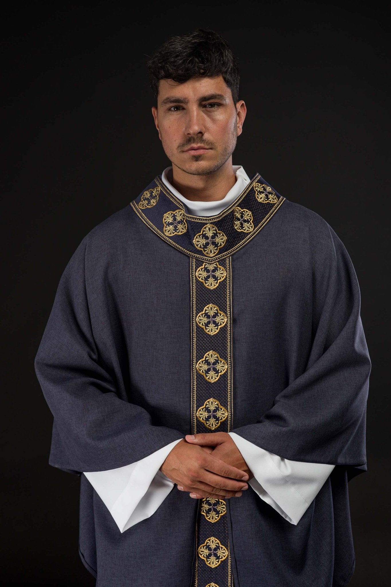 Chasuble violette avec ceinture brodée et collier croisé S-7069-03-70 - CHASUBLES.FR