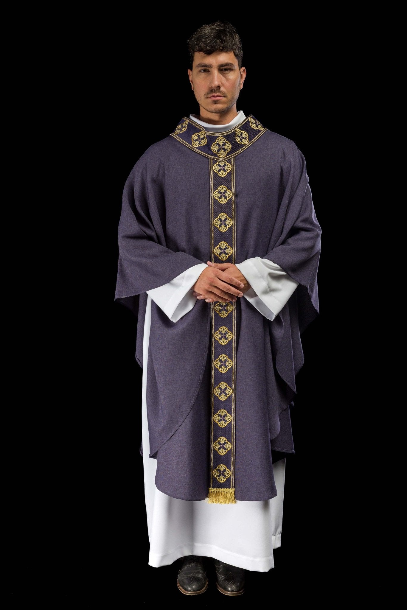 Chasuble violette avec ceinture brodée et collier croisé S-7069-03-70 - CHASUBLES.FR