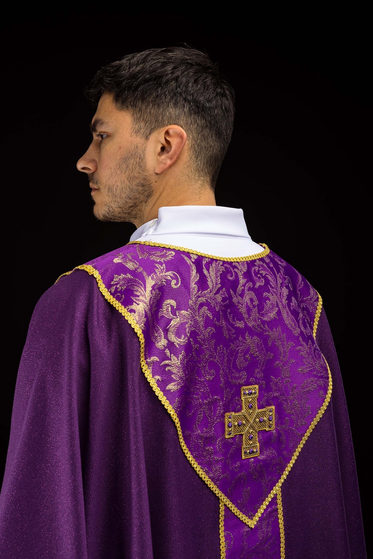 Chasuble violette avec croix ornée de tissu jacquard LE/7075/03 - CHASUBLES.FR