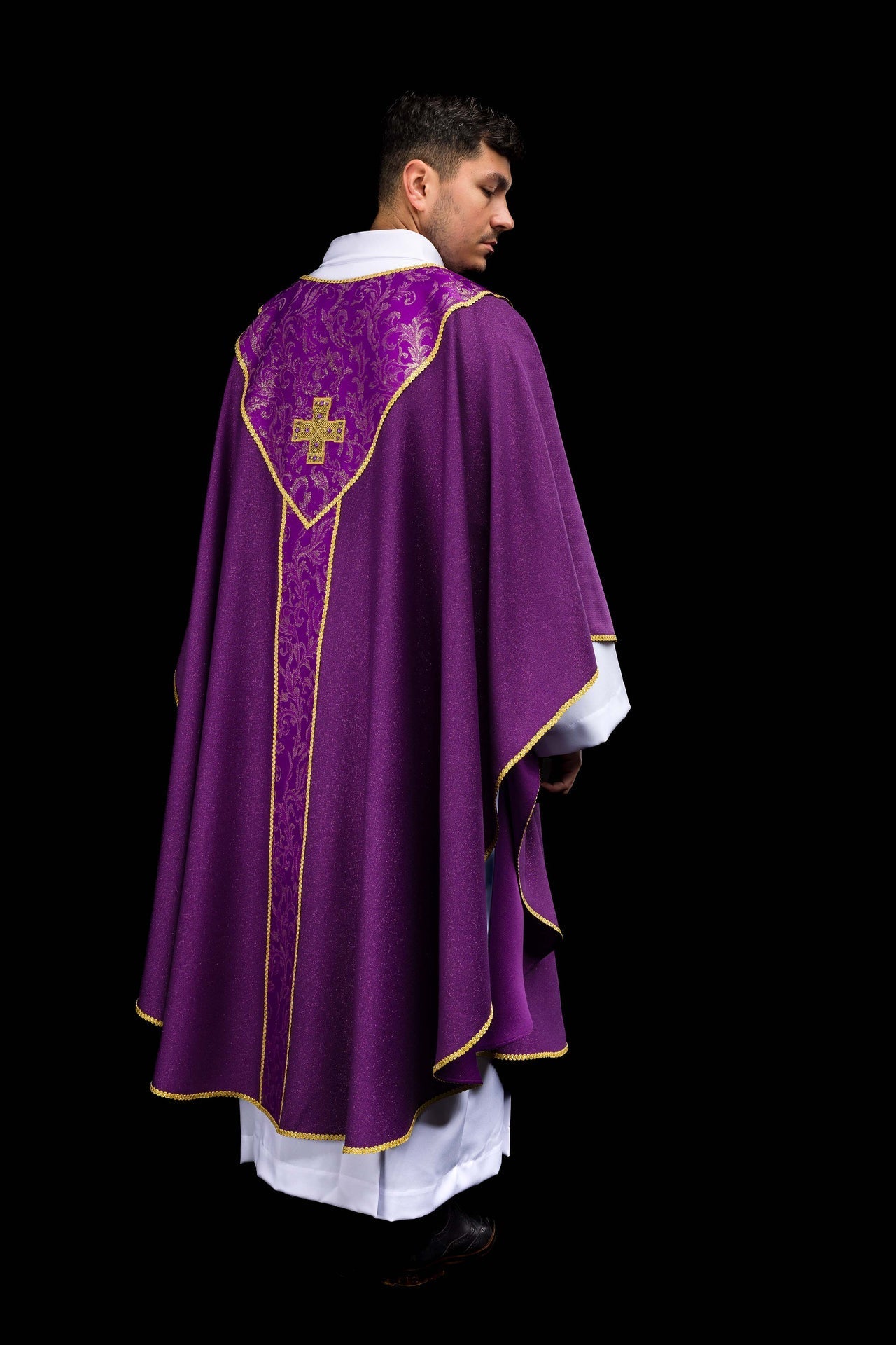 Chasuble violette avec croix ornée de tissu jacquard LE/7075/03 - CHASUBLES.FR