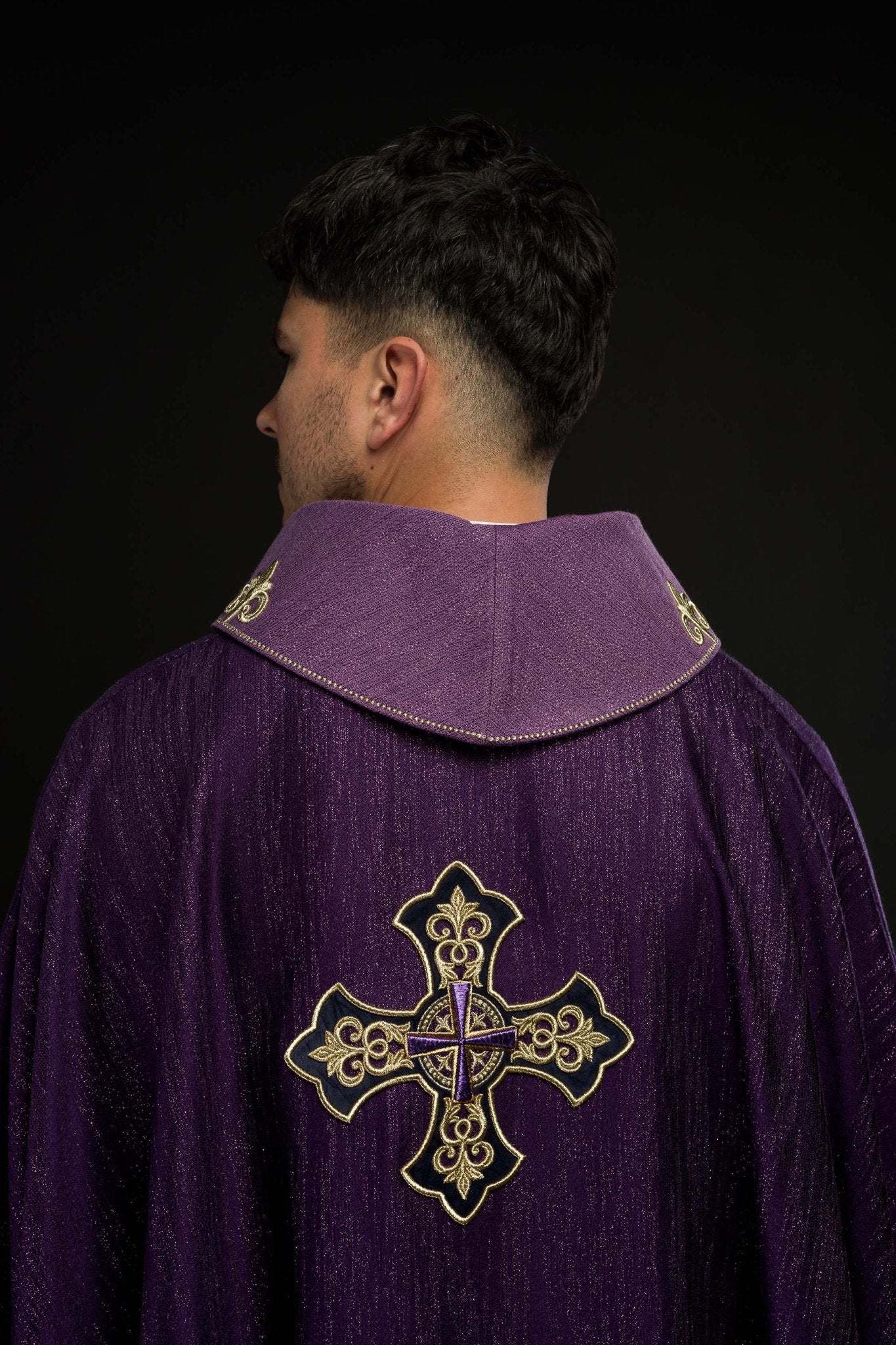 Chasuble violette avec motif brodé de croix sur tissu ornemental LE/7036/03 - CHASUBLES.FR