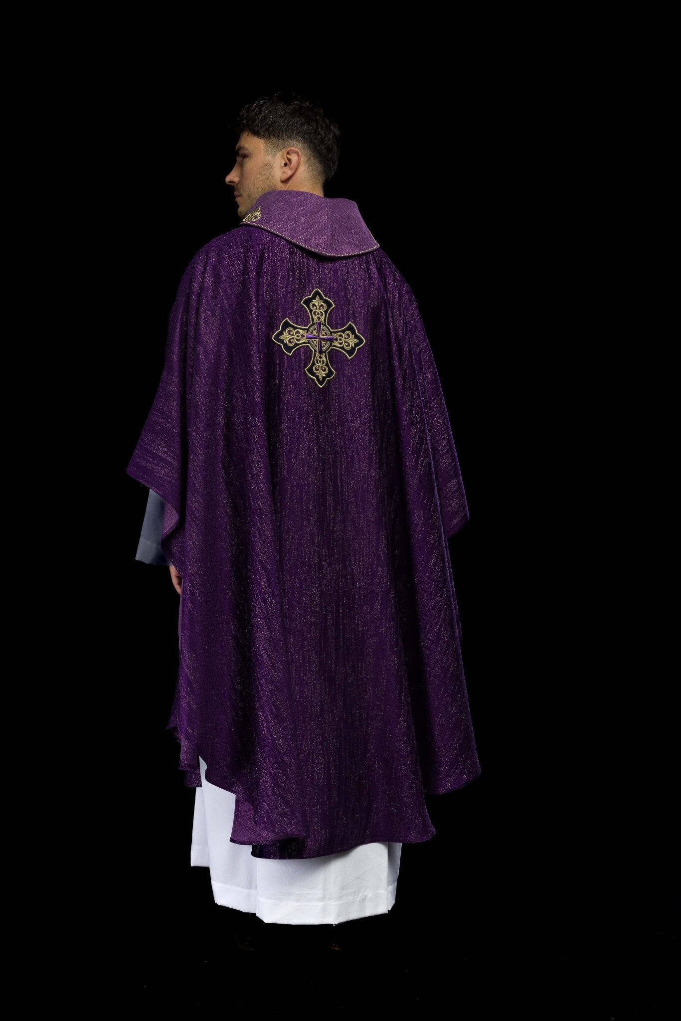 Chasuble violette avec motif brodé de croix sur tissu ornemental LE/7036/03 - CHASUBLES.FR