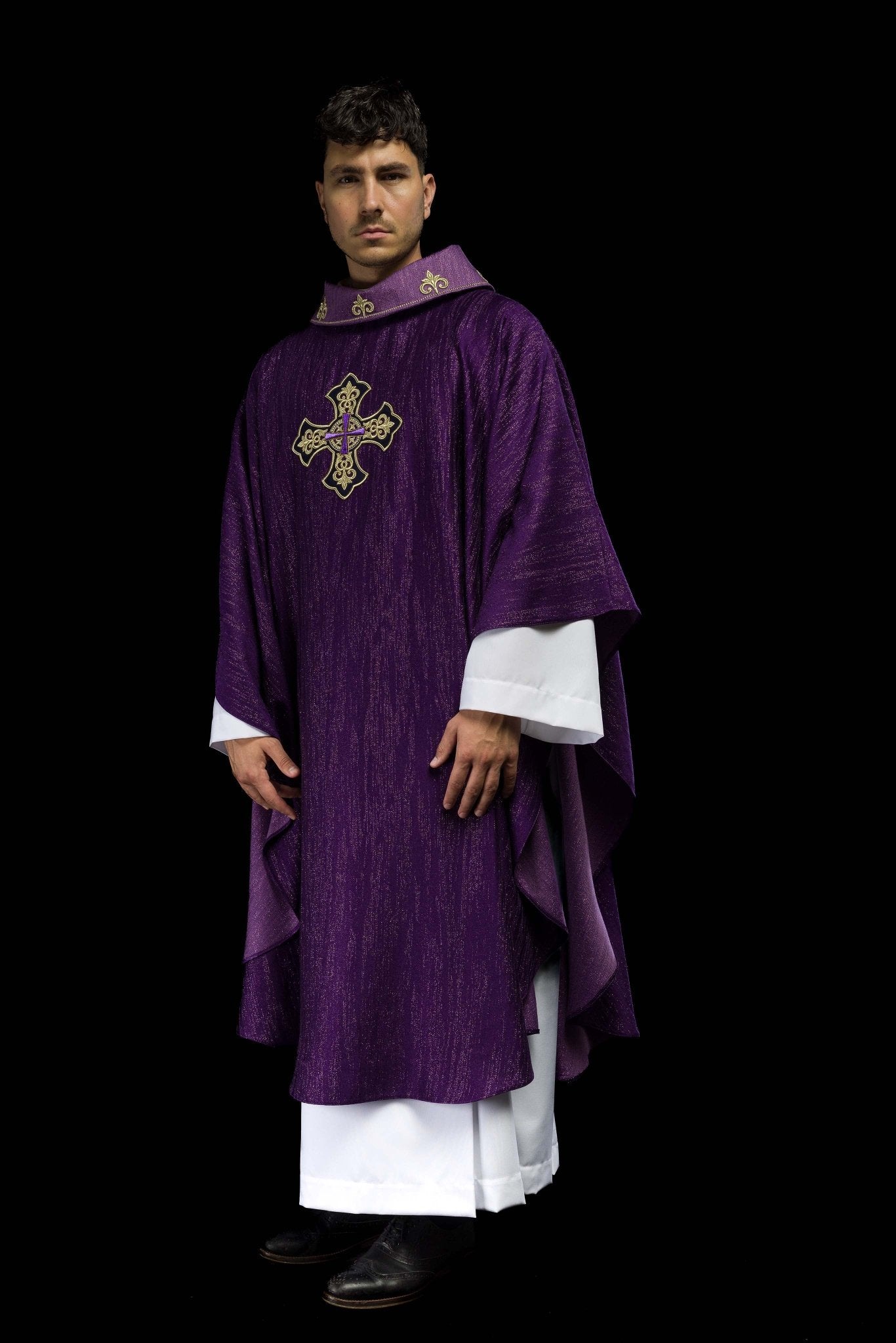 Chasuble violette avec motif brodé de croix sur tissu ornemental LE/7036/03 - CHASUBLES.FR