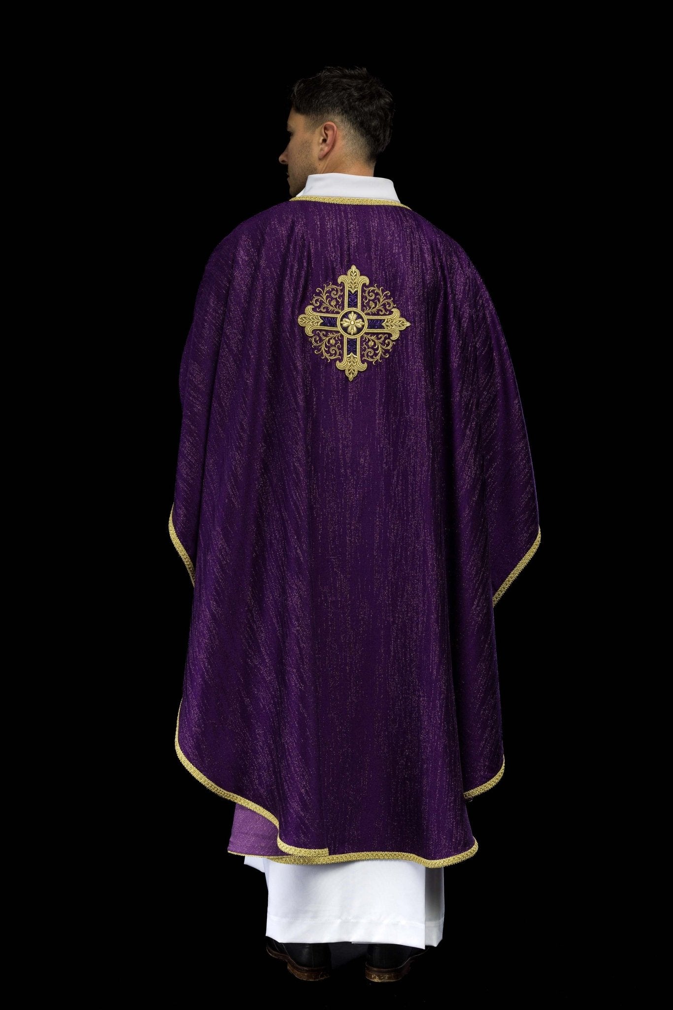 Chasuble violette avec motif de croix brodé sur tissu décoratif KOA/006/03/99 - CHASUBLES.FR