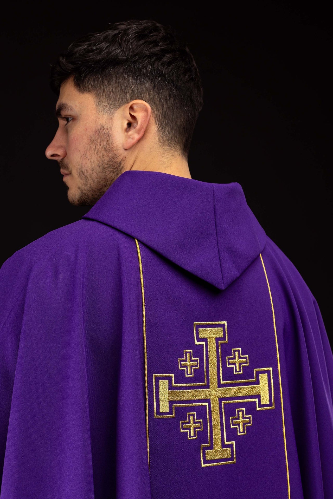 Chasuble violette brodée avec bande et croix de Jérusalem KDT/7046/03/01 - CHASUBLES.FR