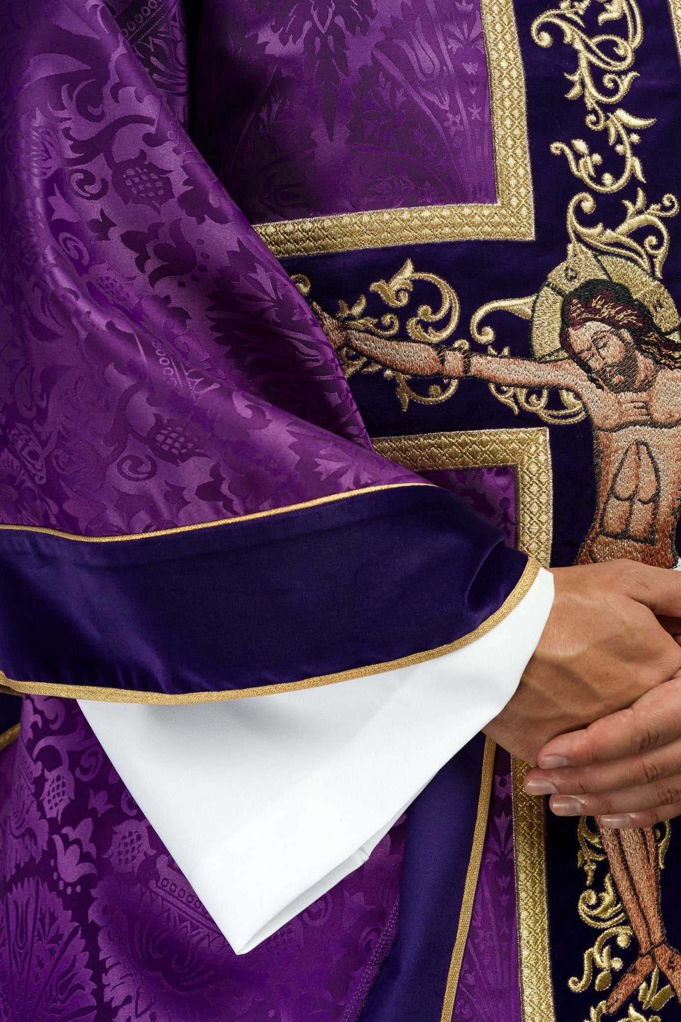 Chasuble violette brodée du motif de Jésus-Christ KOR/190/03/83/PA FIOLET - CHASUBLES.FR