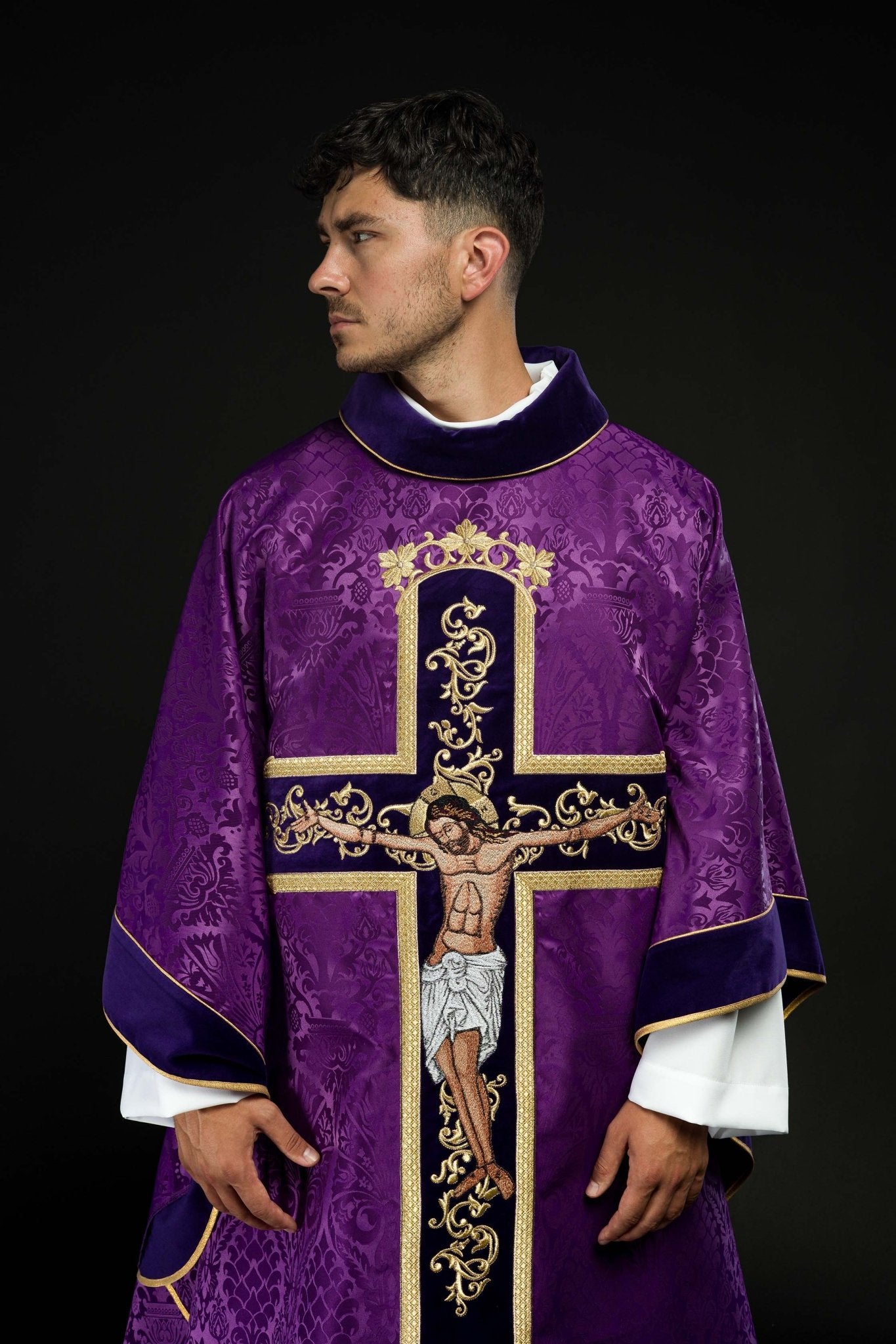 Chasuble violette brodée du motif de Jésus-Christ KOR/190/03/83/PA FIOLET - CHASUBLES.FR