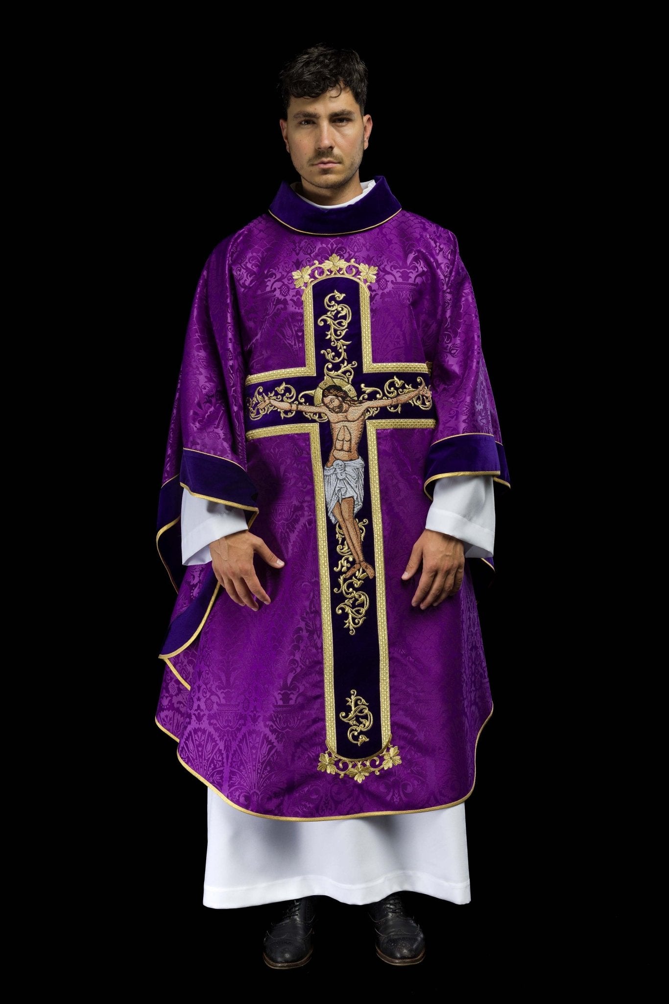 Chasuble violette brodée du motif de Jésus-Christ KOR/190/03/83/PA FIOLET - CHASUBLES.FR
