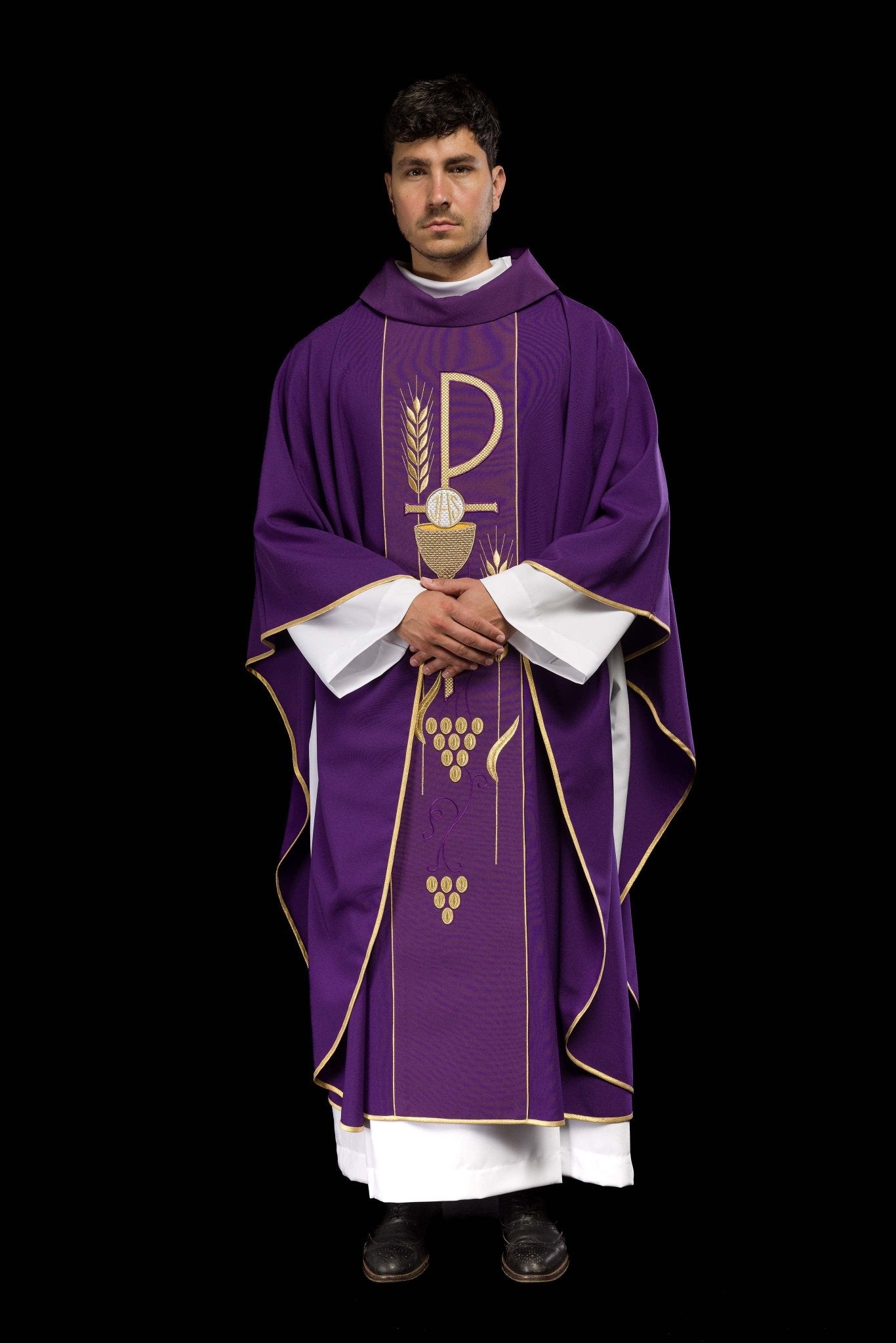 Chasuble violette brodée d'un motif de calice IHS KOR/001/03/01 FIOLET - CHASUBLES.FR