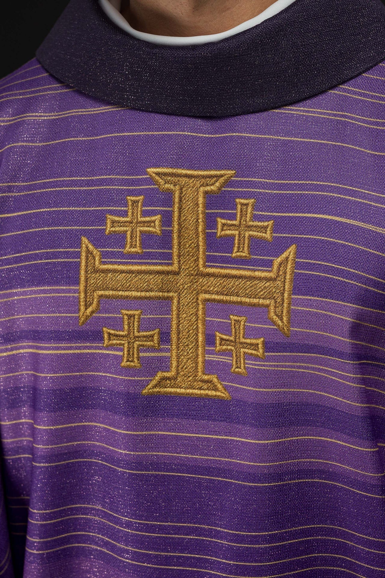 Chasuble violette imprimée avec la Croix de Jérusalem KOD/7001/03/40 - CHASUBLES.FR
