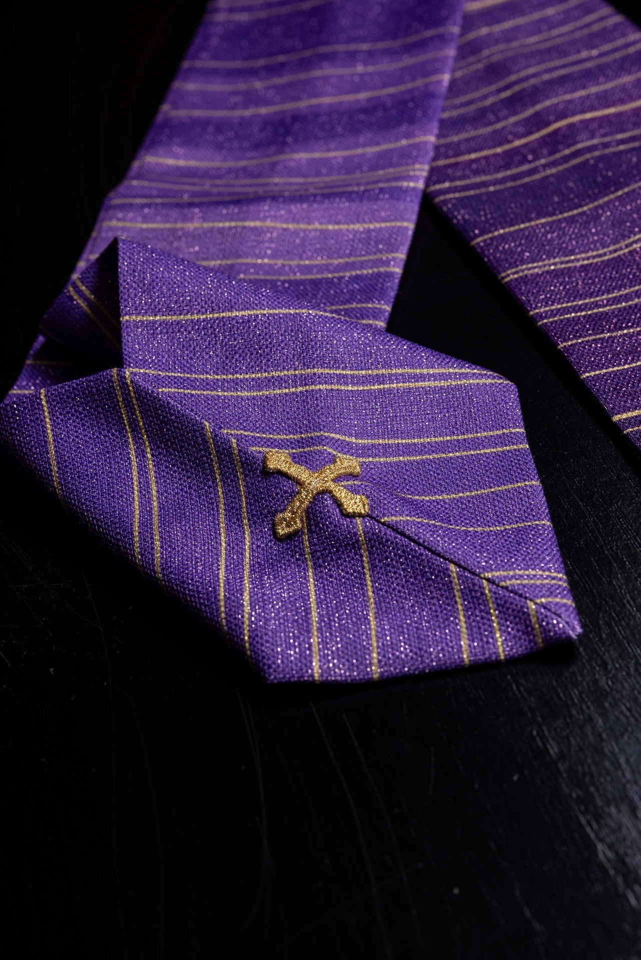 Chasuble violette imprimée avec la Croix de Jérusalem KOD/7001/03/40 - CHASUBLES.FR
