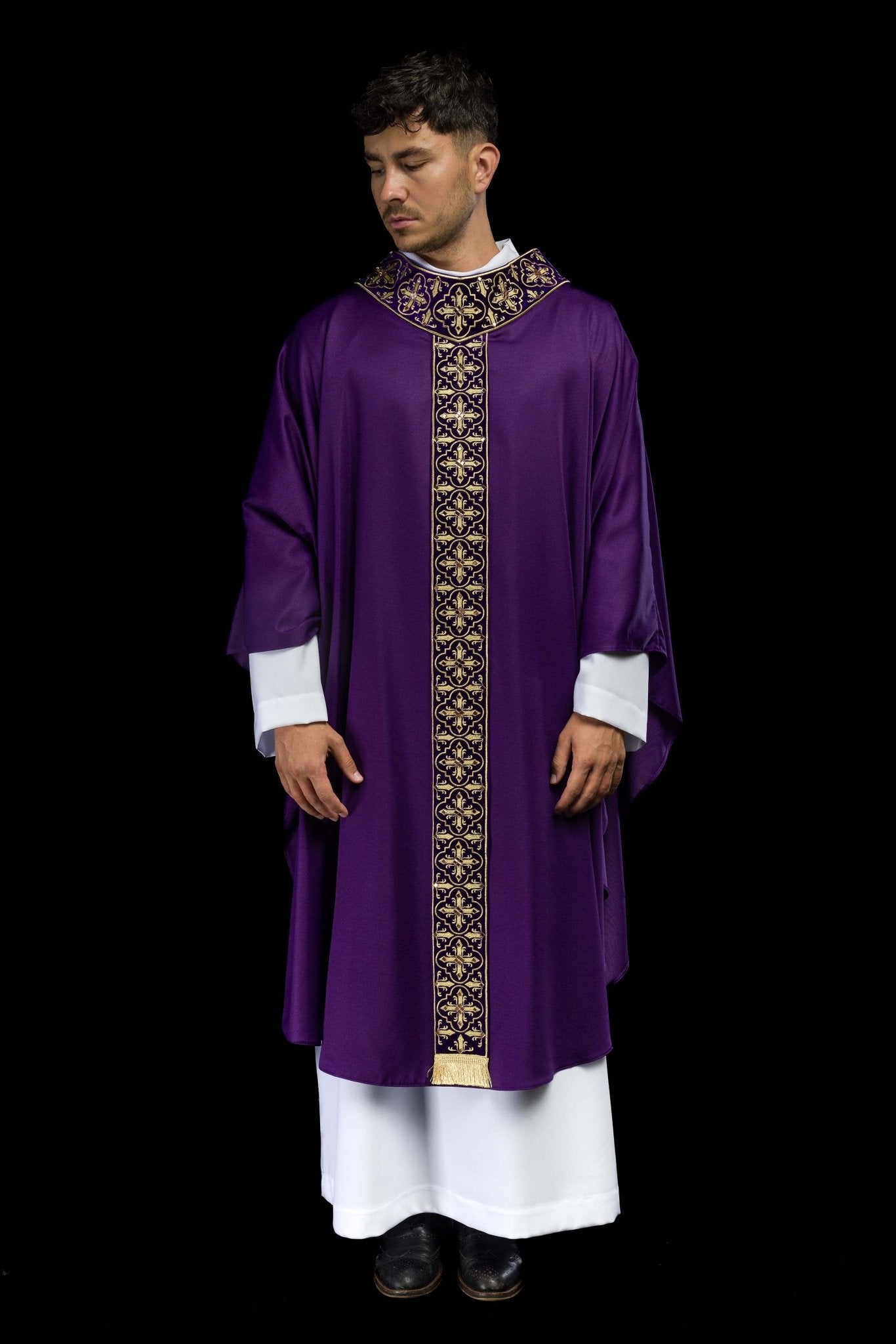 Chasuble violette ornée de 500 pierres avec bande étroite LE/7104/03 - CHASUBLES.FR