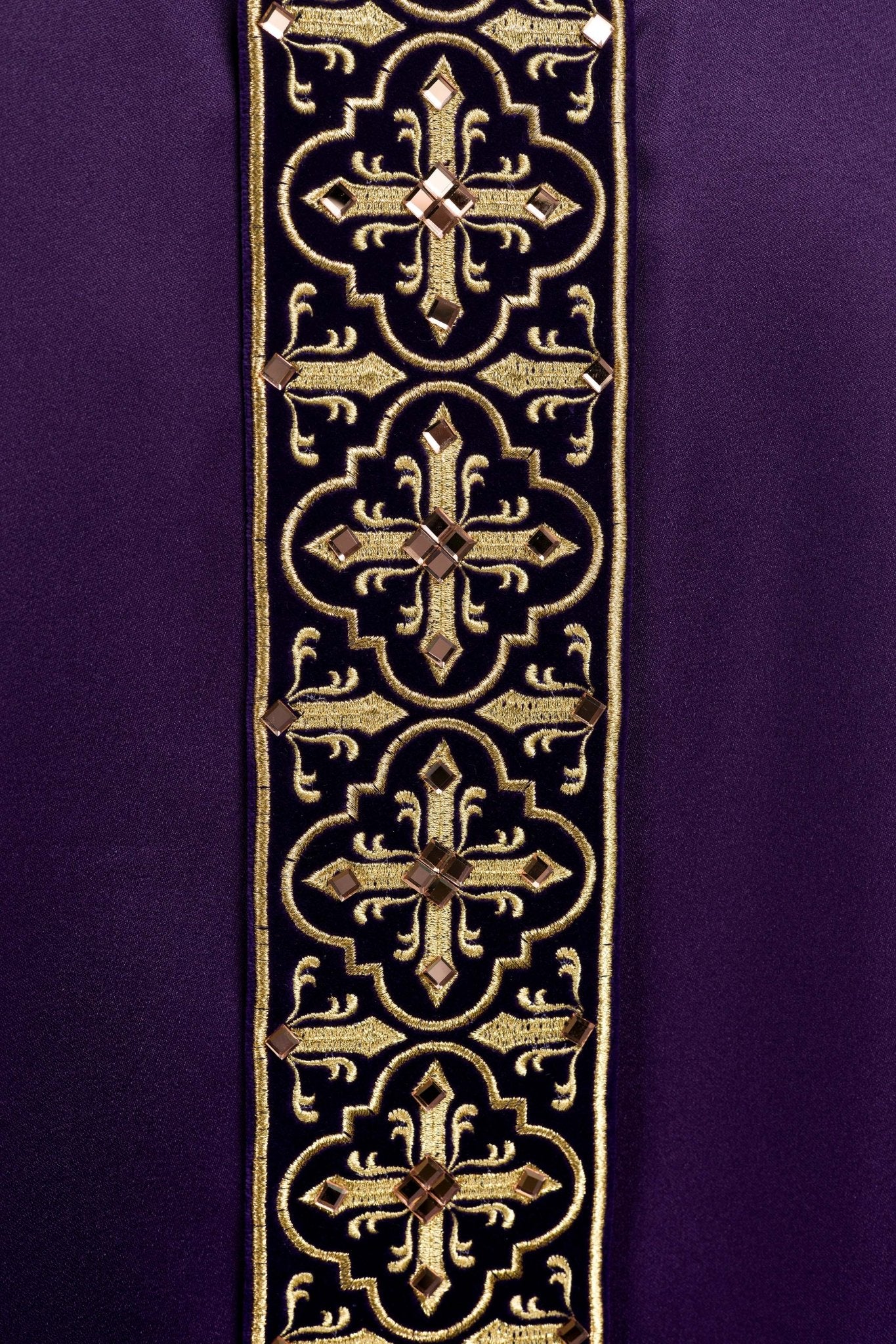 Chasuble violette ornée de 500 pierres avec bande étroite LE/7104/03 - CHASUBLES.FR