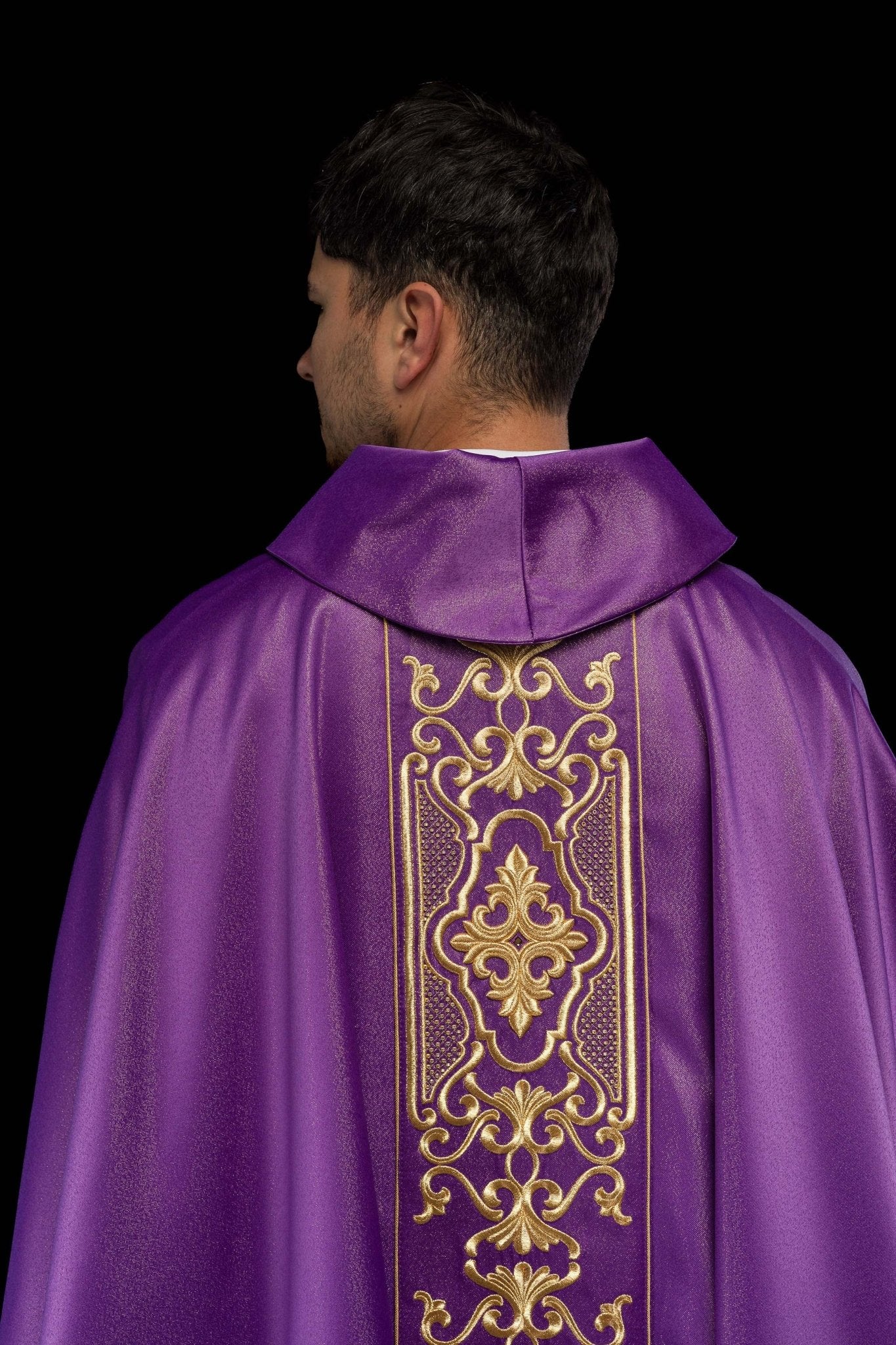 Chasuble violette richement brodée et brillante LE/7021/03 - CHASUBLES.FR