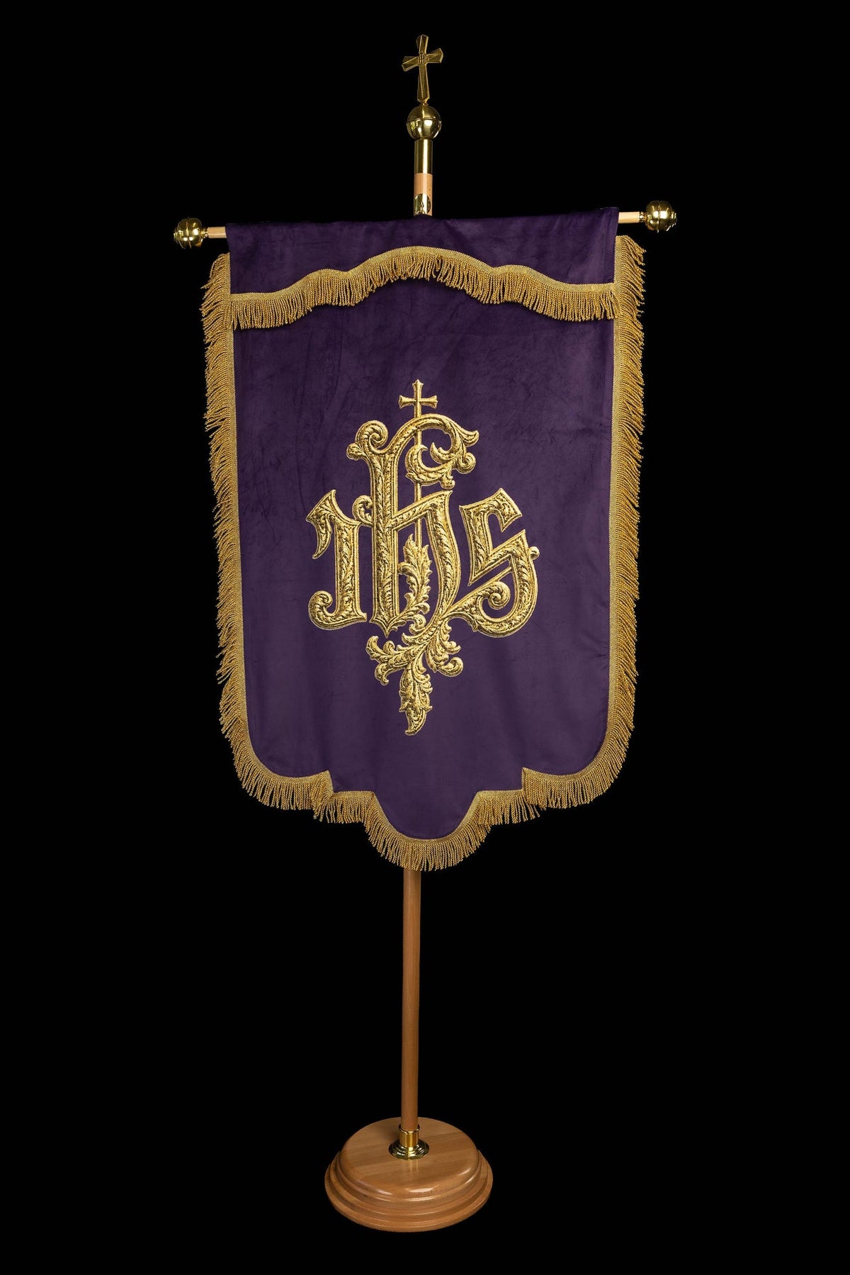 Bannière violette imprimée recto verso avec motifs IHS et Pax, vue de face avec motif IHS brodé or et franges dorées