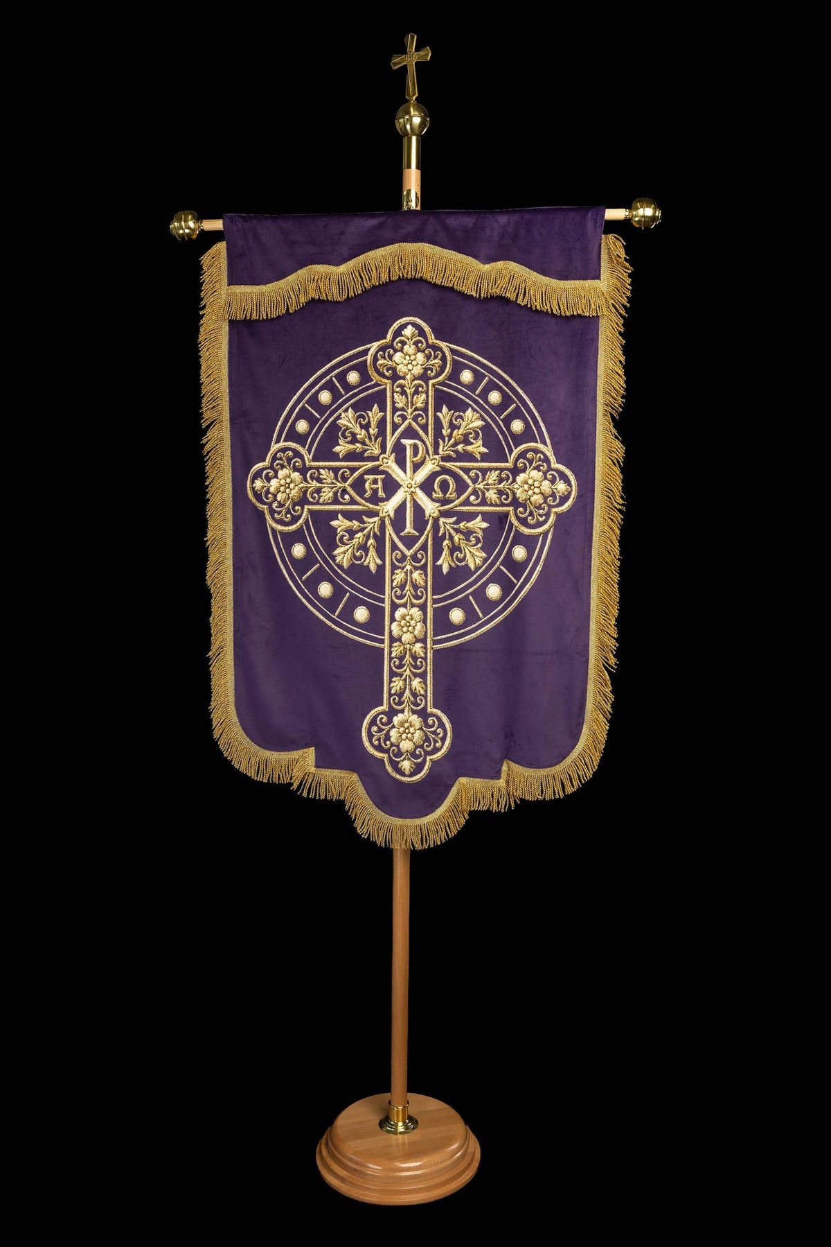 Bannière violette, vue du revers avec croix ornementée, lettres IHS et franges dorées