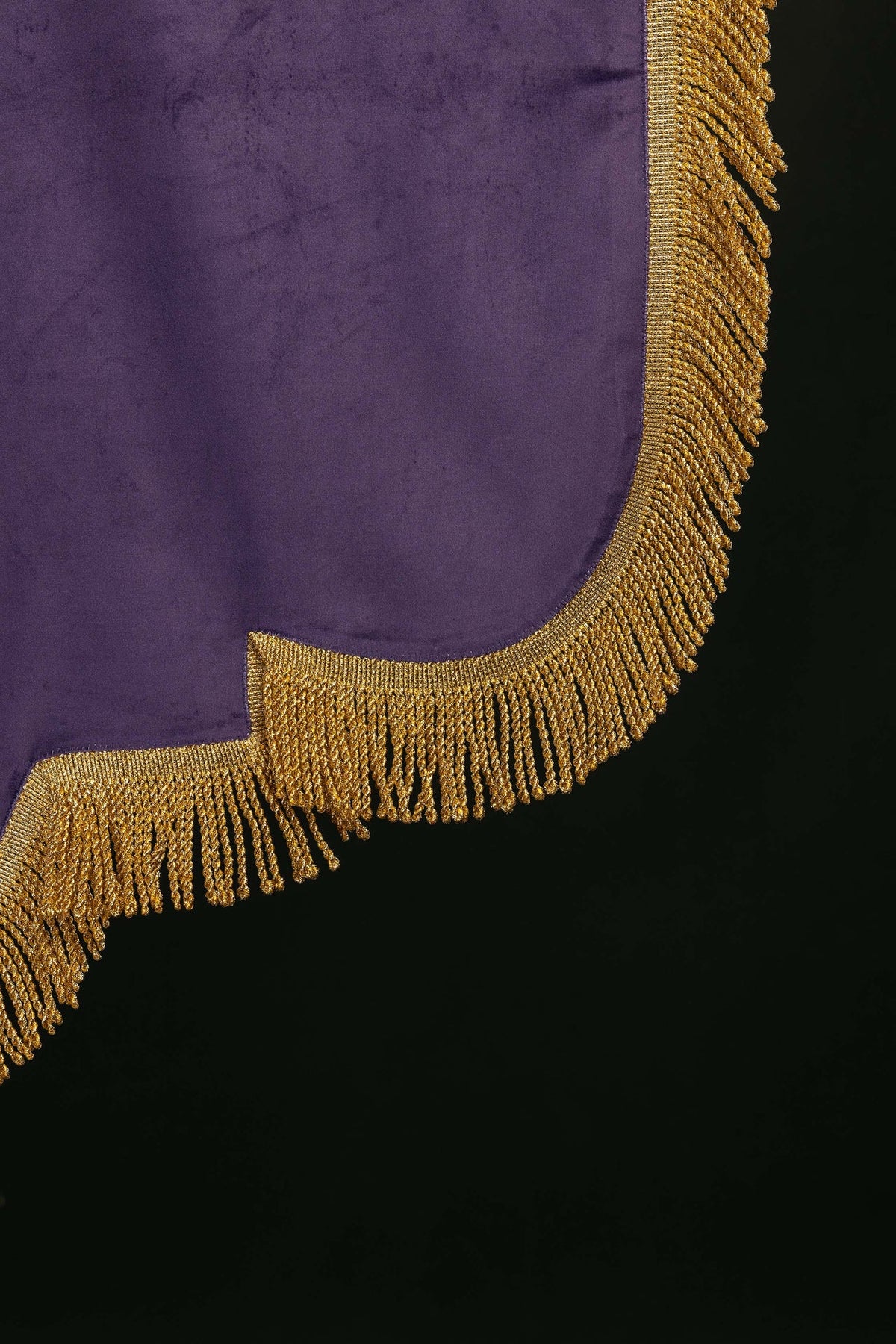Bannière violette, gros plan du revers violet et de ses franges dorées