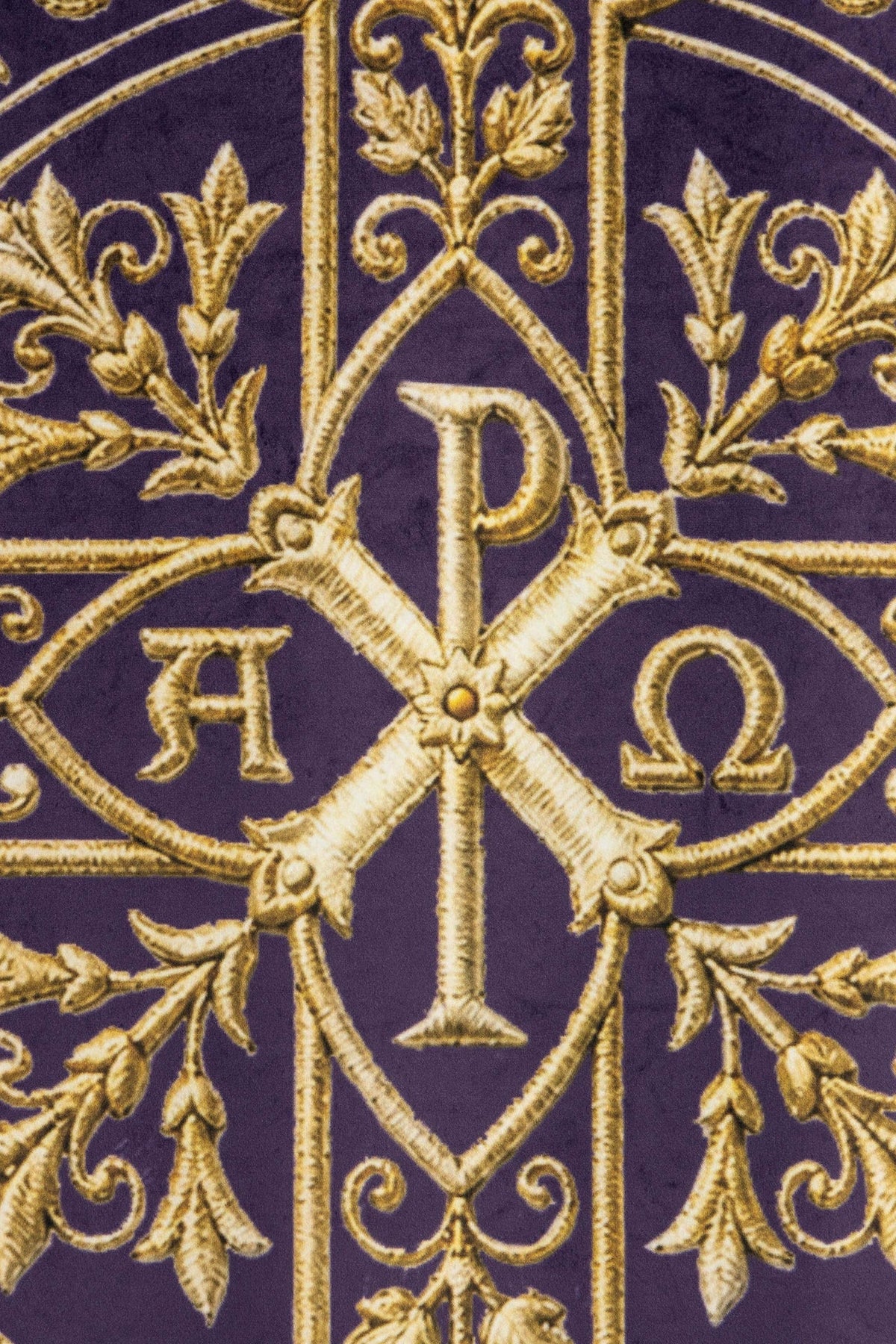 Bannière violette, détail du motif Pax doré avec lettres Alpha et Oméga