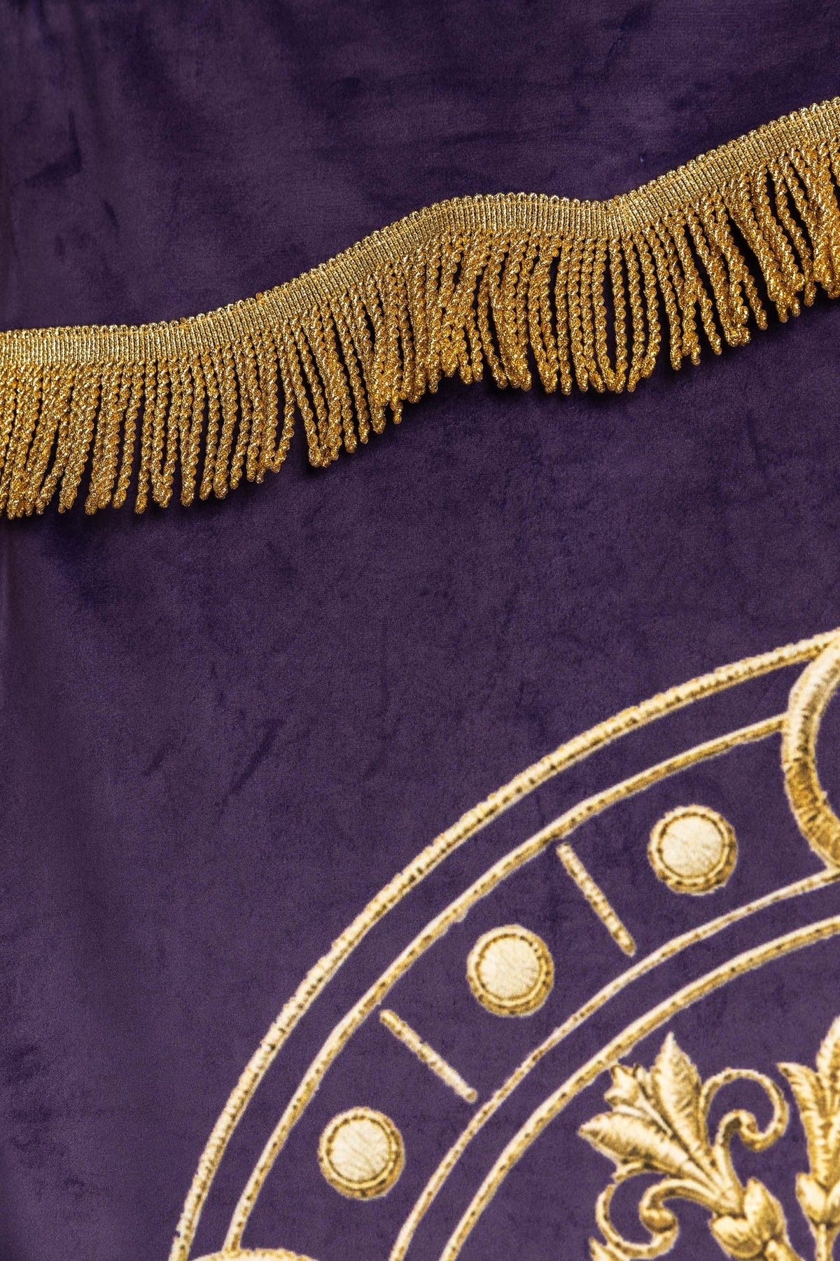 Bannière violette, détail des franges dorées et de l’encadrement du revers
