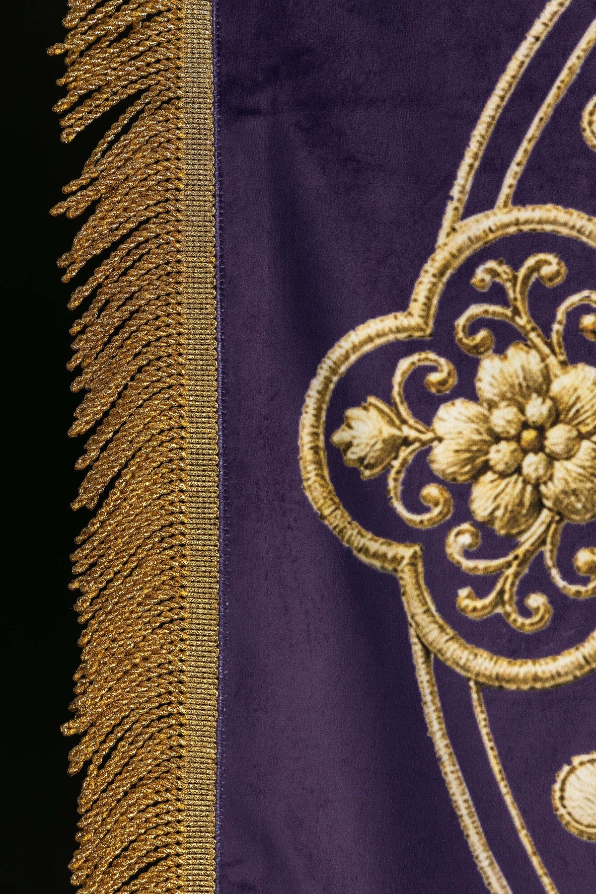Bannière violette, gros plan d’un motif floral doré et des franges latérales