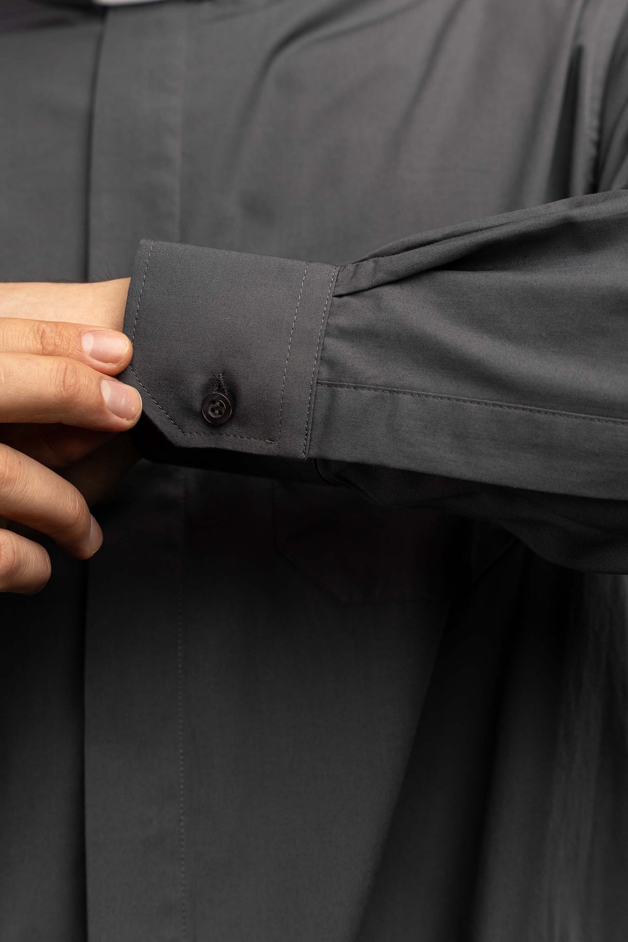 Chemise clergyman gris foncé à manches longues avec col romain KSZ/001/209/DR/38 - CHASUBLES.FR