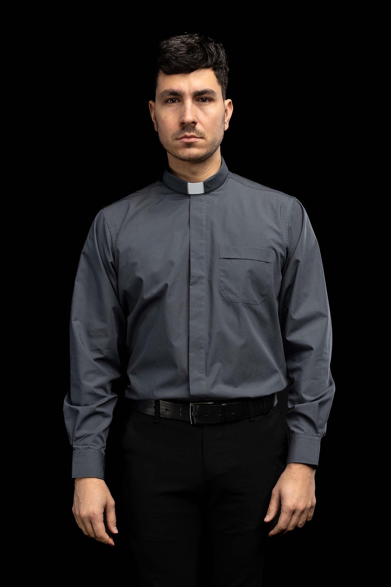 Chemise clergyman gris foncé à manches longues avec col romain KSZ/001/209/DR/38 - CHASUBLES.FR