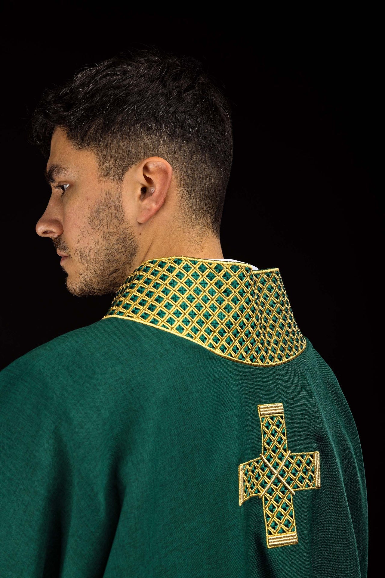 Dalmatic verte avec croix brodées et col brodé S-1070-01-70-D DALMATYK - CHASUBLES.FR