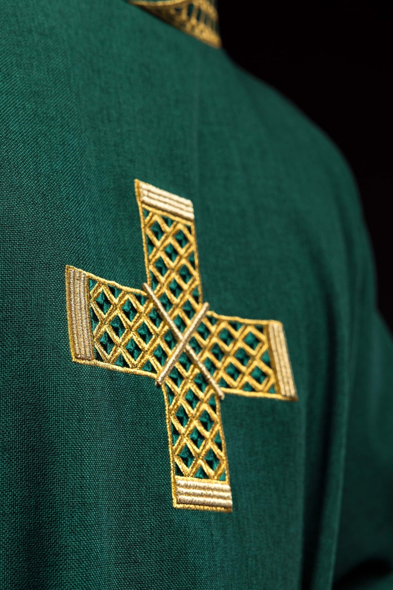 Dalmatic verte avec croix brodées et col brodé S-1070-01-70-D DALMATYK - CHASUBLES.FR