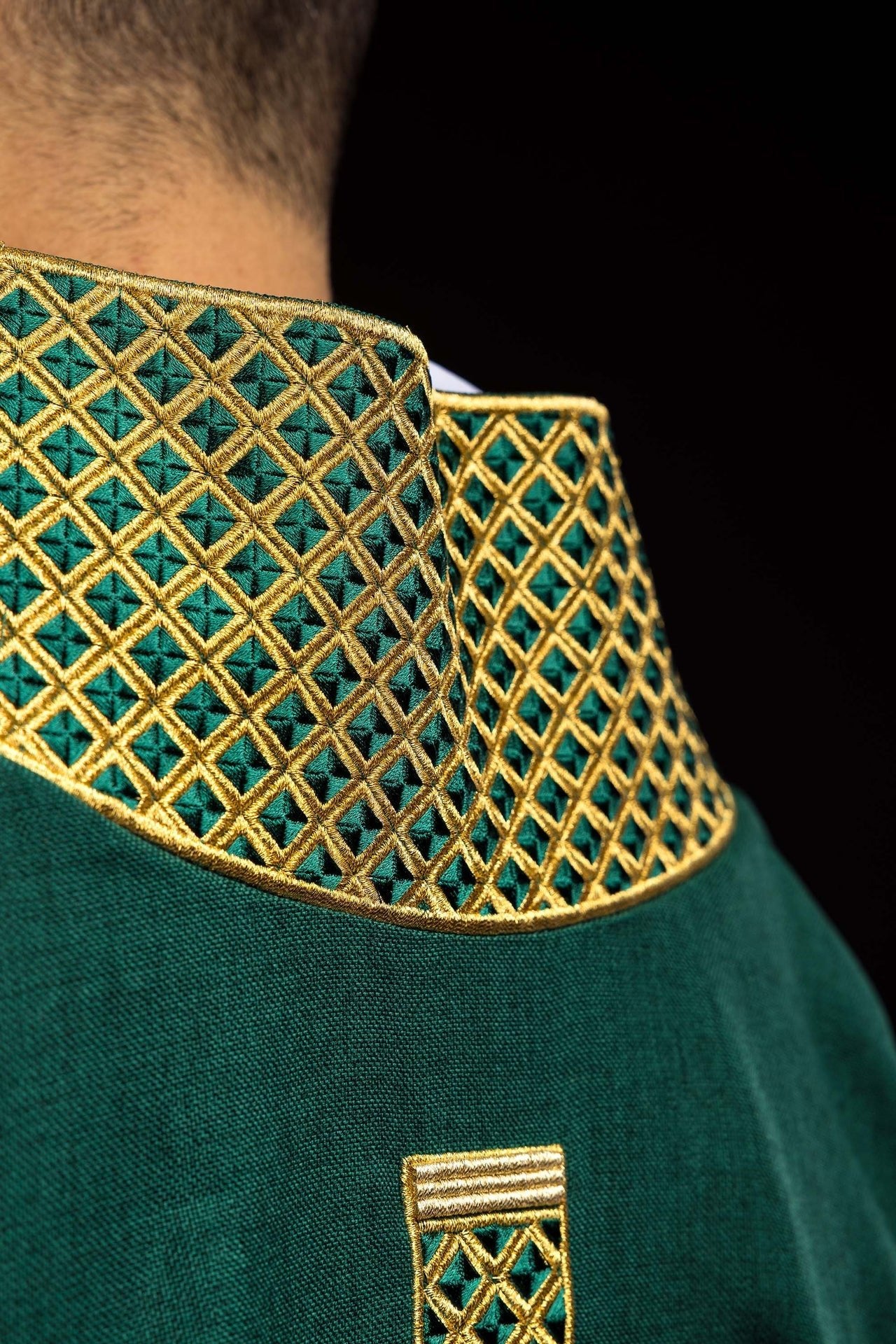 Dalmatic verte avec croix brodées et col brodé S-1070-01-70-D DALMATYK - CHASUBLES.FR