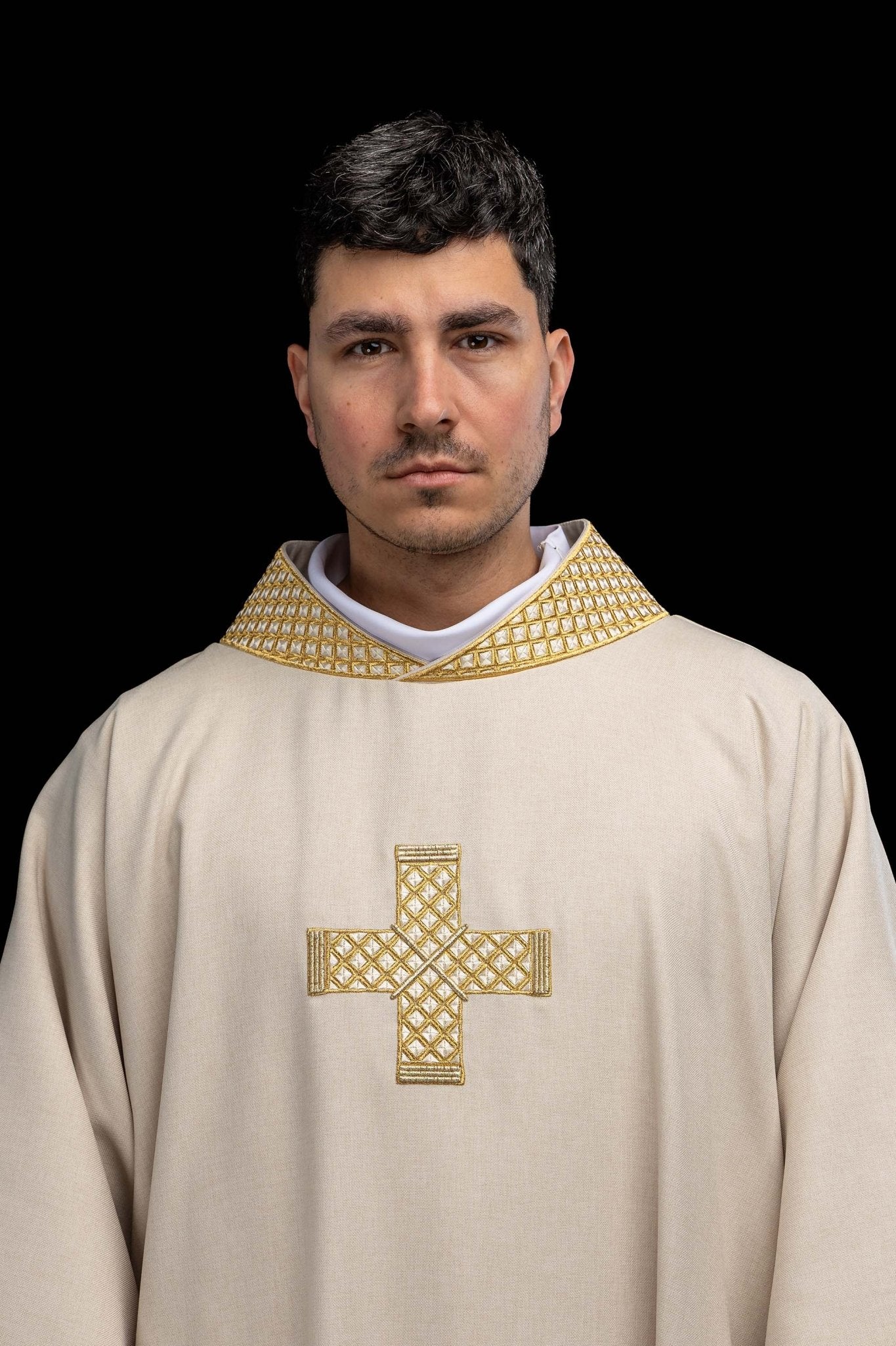 Dalmatie avec croix brodées et col écru S-1070-05-70-D DALMATYK - CHASUBLES.FR