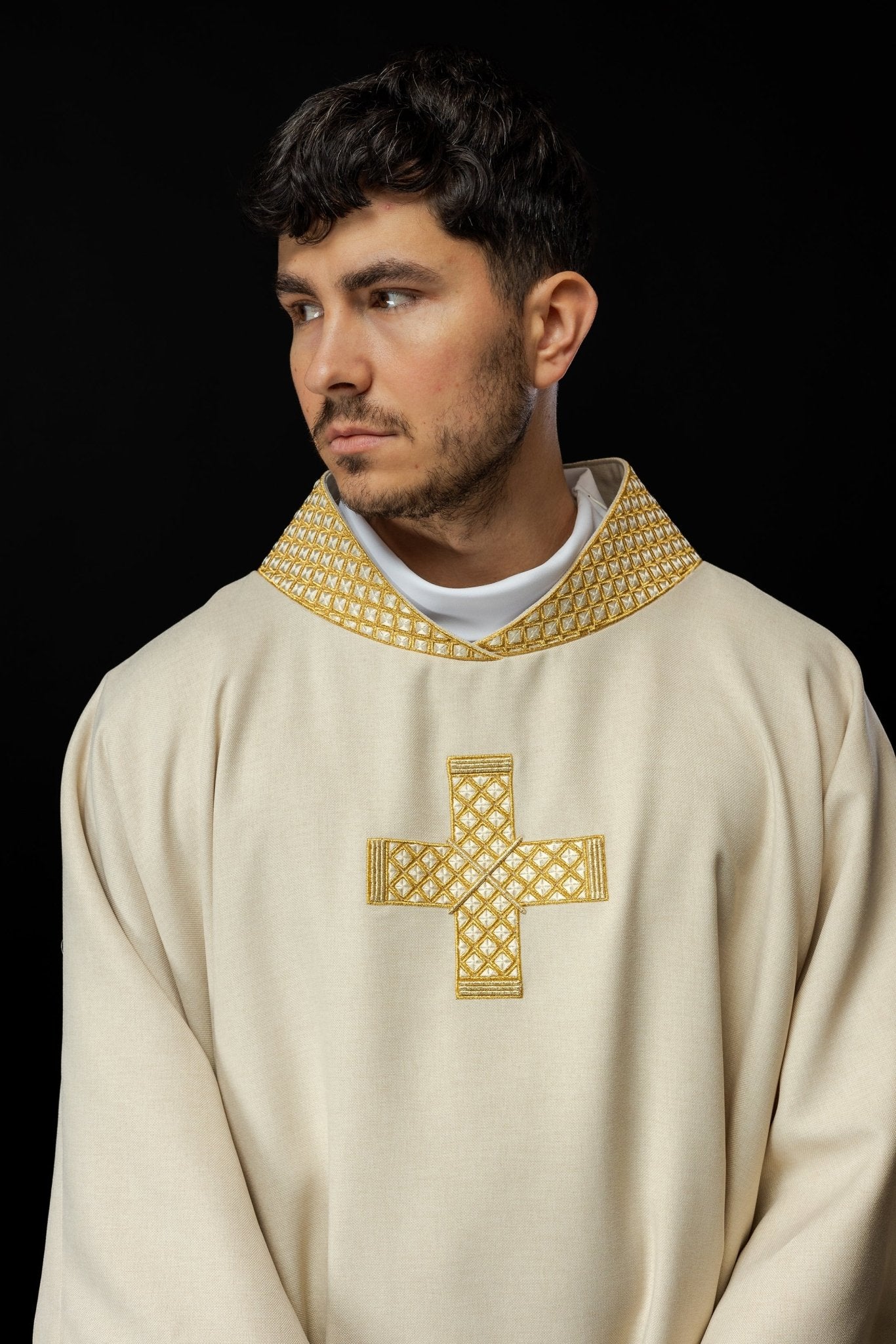 Dalmatie avec croix brodées et col écru S - 1070 - 05 - 70 - D DALMATYK - CHASUBLES.FR