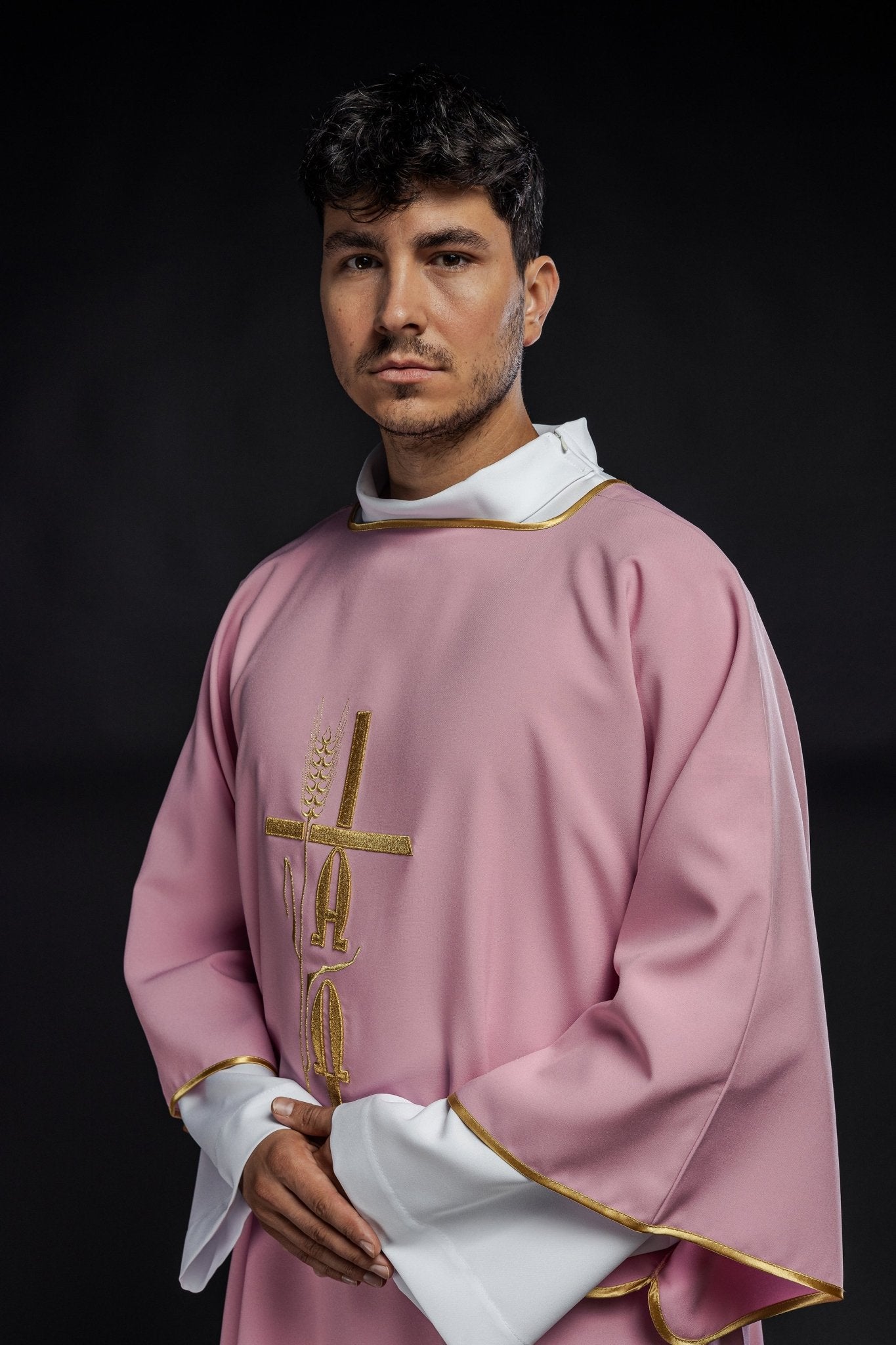 Dalmatie rose avec broderie Alpha Omega KDL/013/08/12/D - CHASUBLES.FR