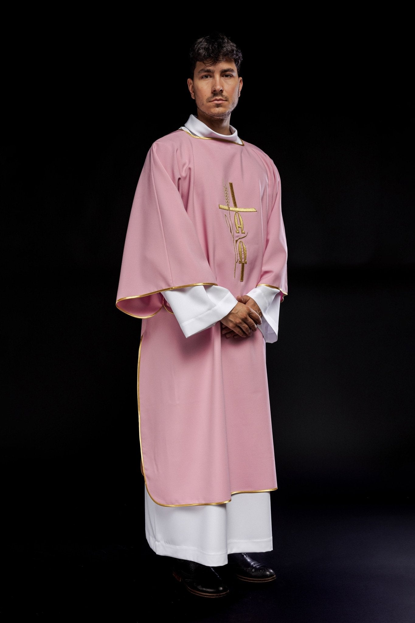 Dalmatie rose avec broderie Alpha Omega KDL/013/08/12/D - CHASUBLES.FR