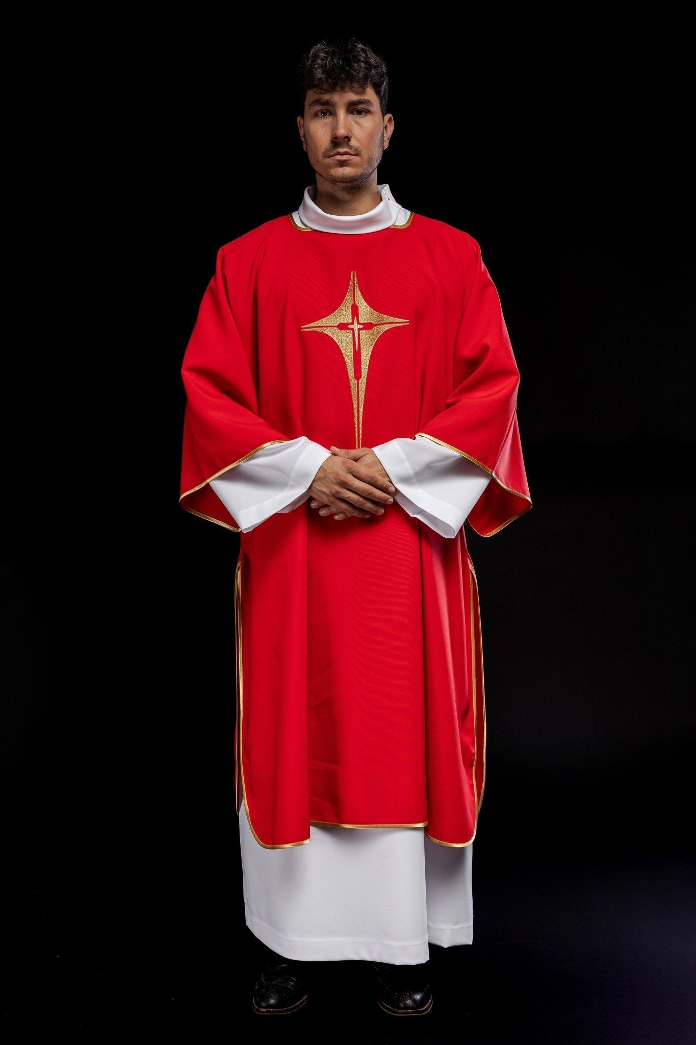 Dalmatie rouge avec croix brodée en or KDL/214/02/12/D - CHASUBLES.FR