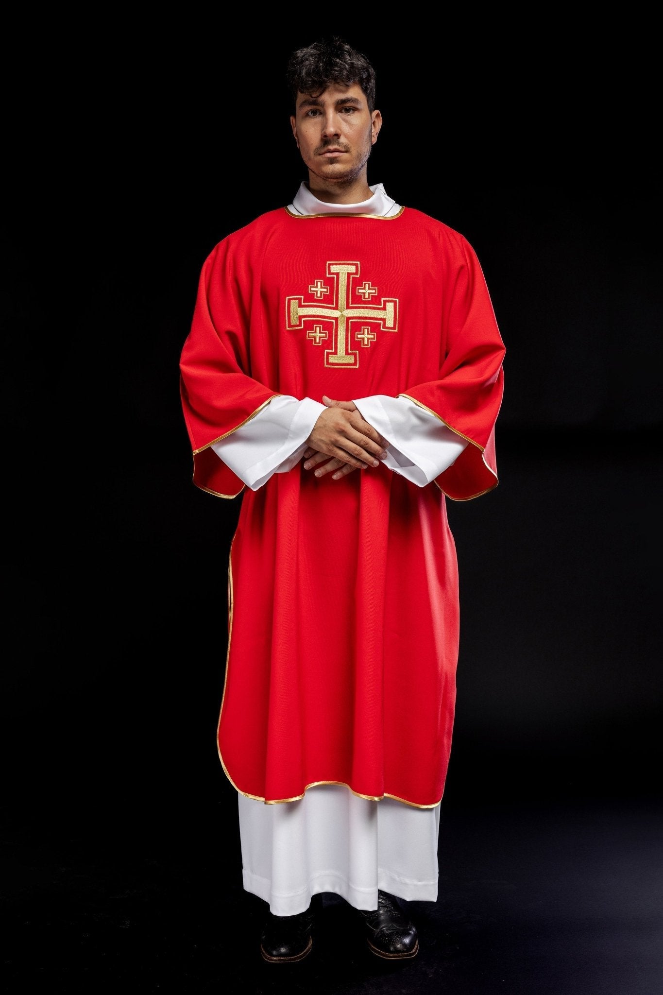 Dalmatie rouge avec croix brodées en or KDL/022/02/12/D - CHASUBLES.FR