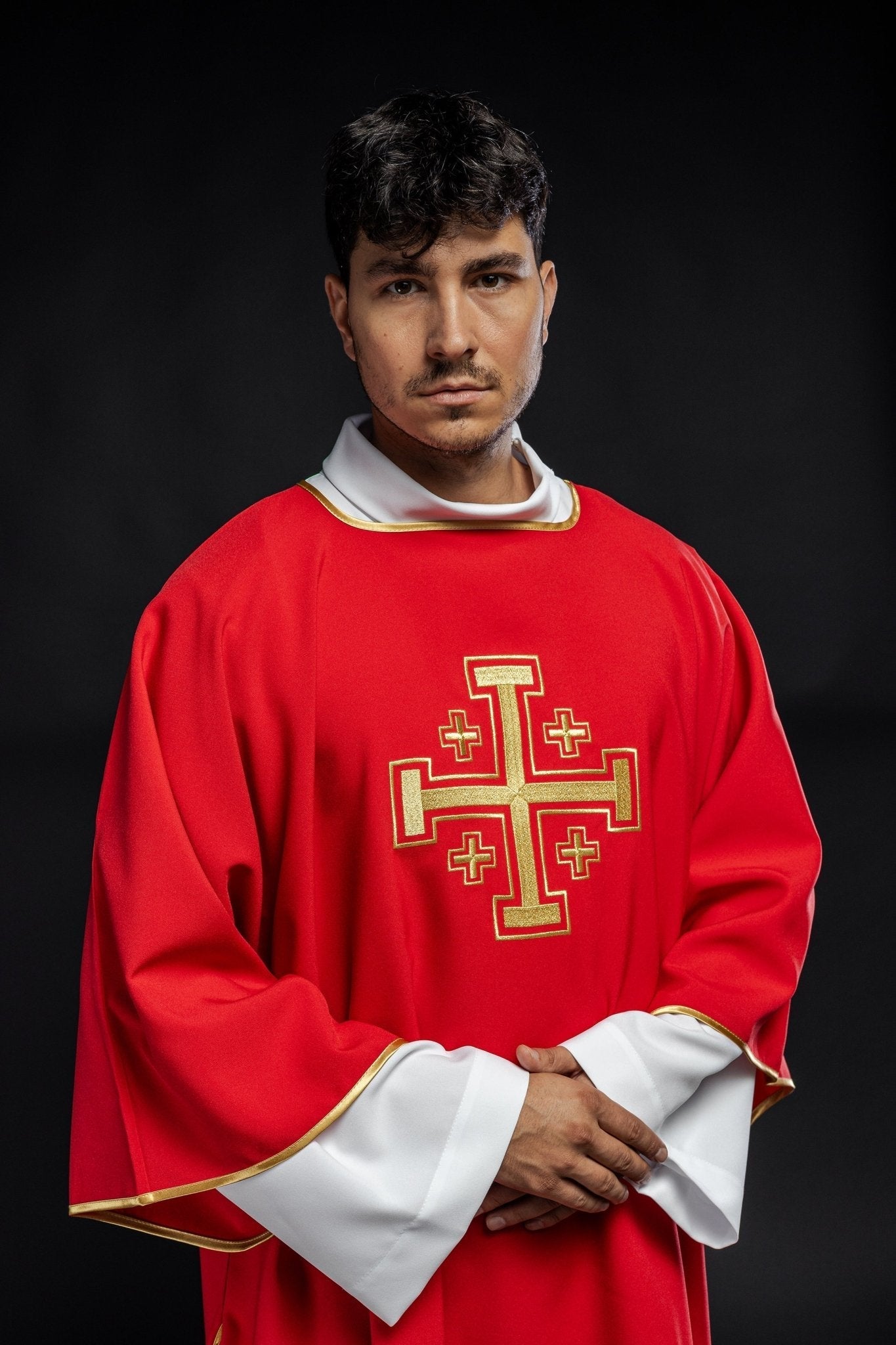 Dalmatie rouge avec croix brodées en or KDL/022/02/12/D - CHASUBLES.FR