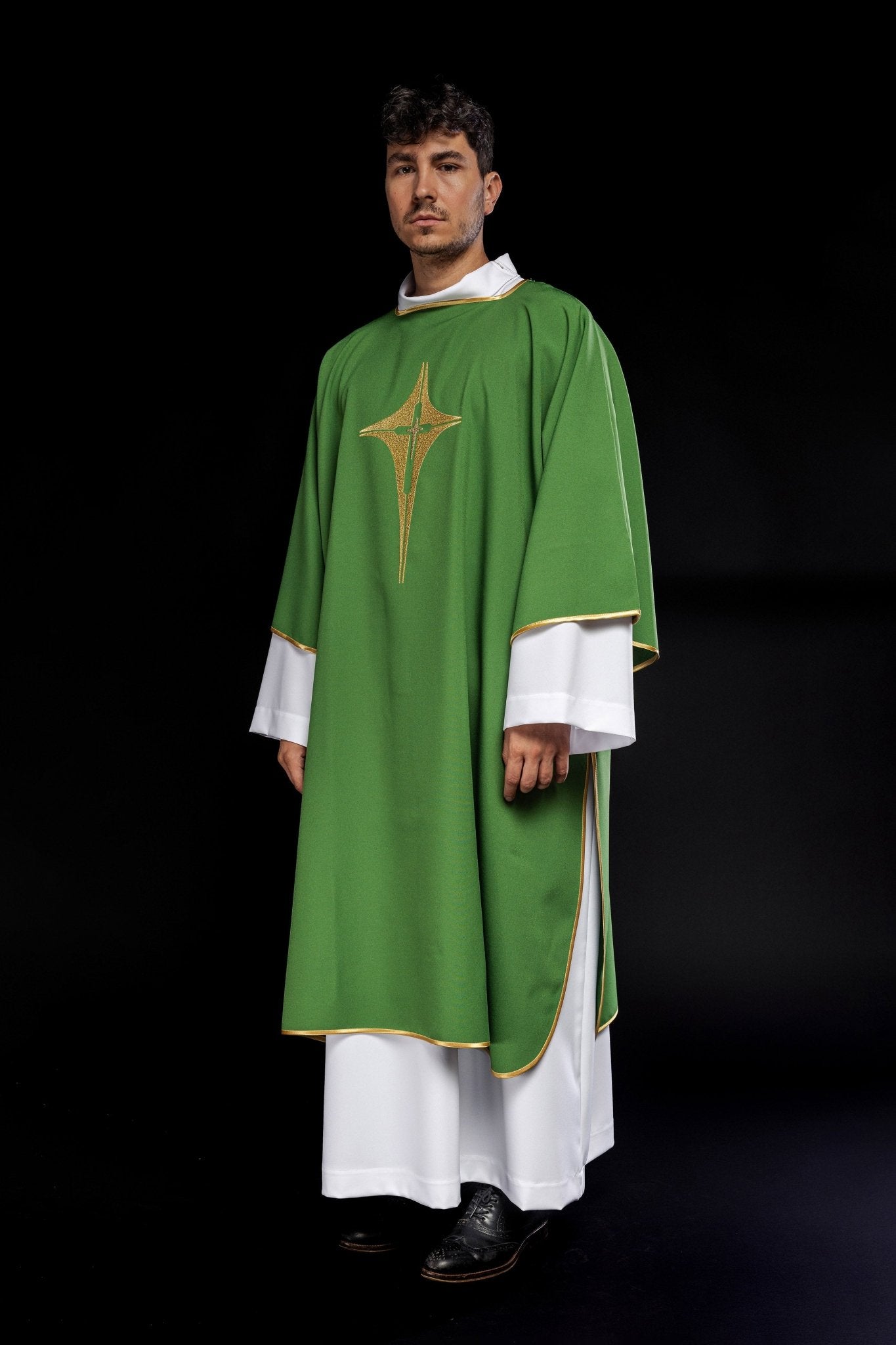 Dalmatie verte avec croix brodée en or KDL/214/01/12/D - CHASUBLES.FR