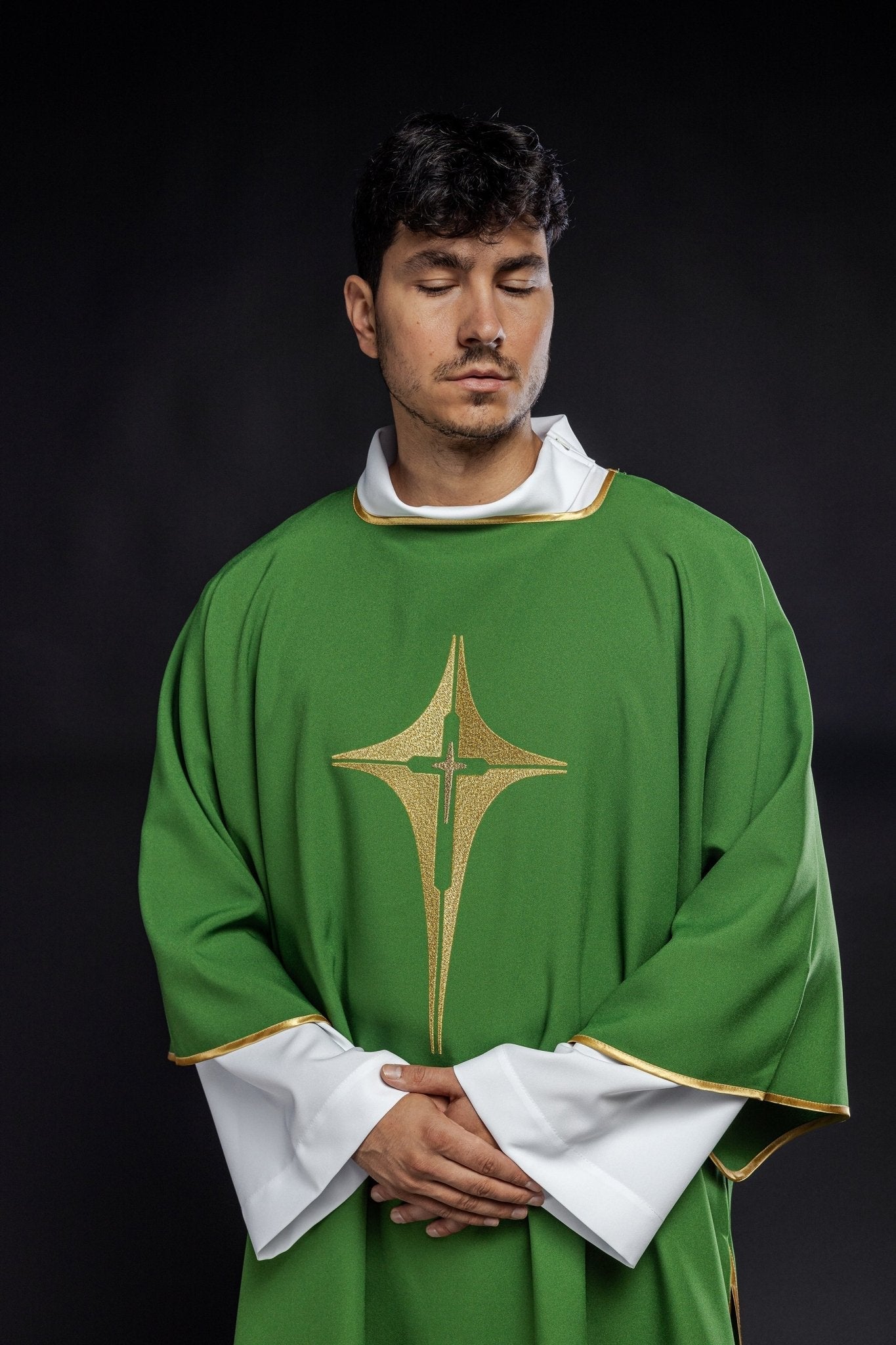 Dalmatie verte avec croix brodée en or KDL/214/01/12/D - CHASUBLES.FR