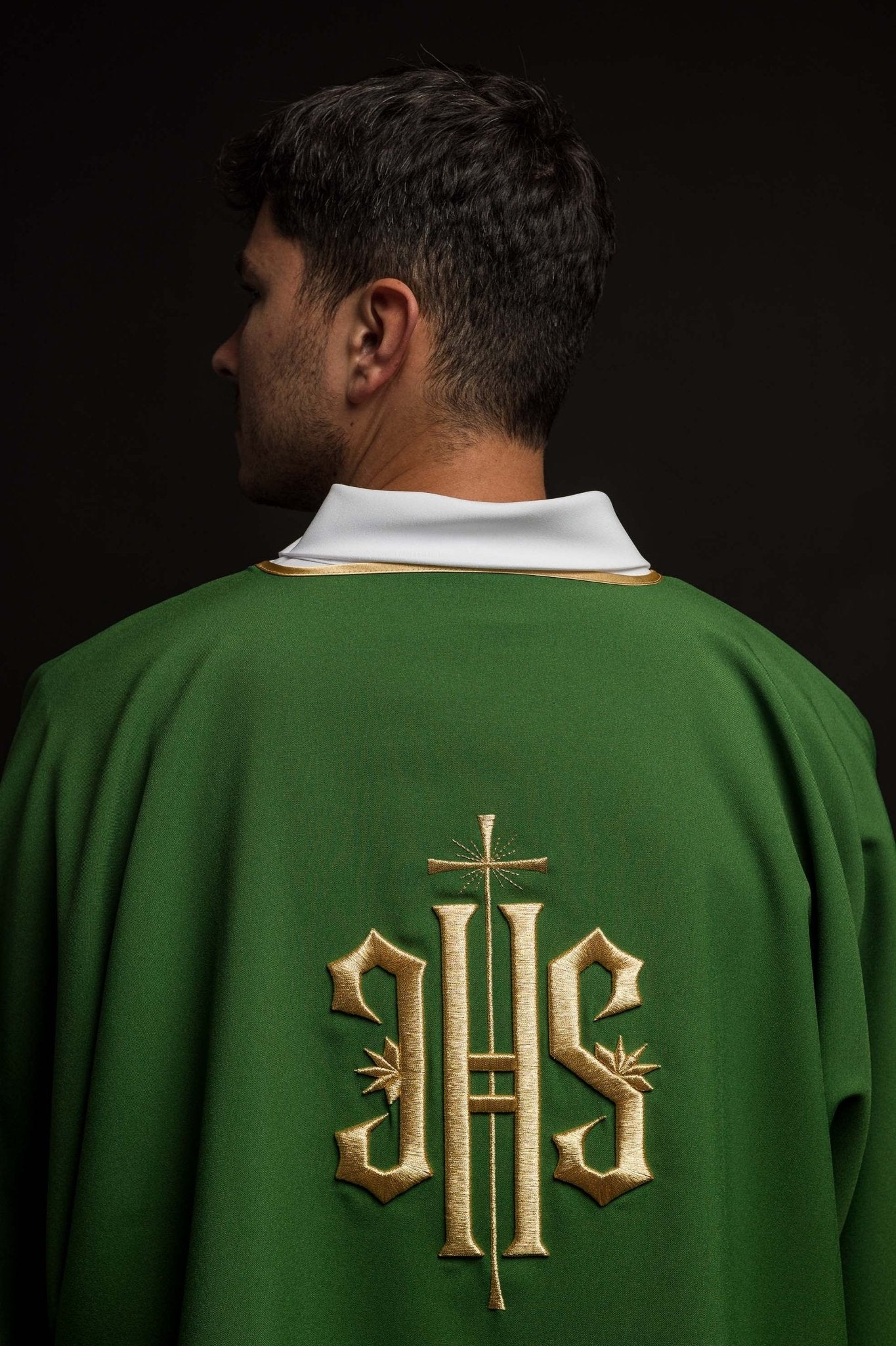 Dalmatien vert avec IHS brodé d'or KDL/215/01/12/D - CHASUBLES.FR