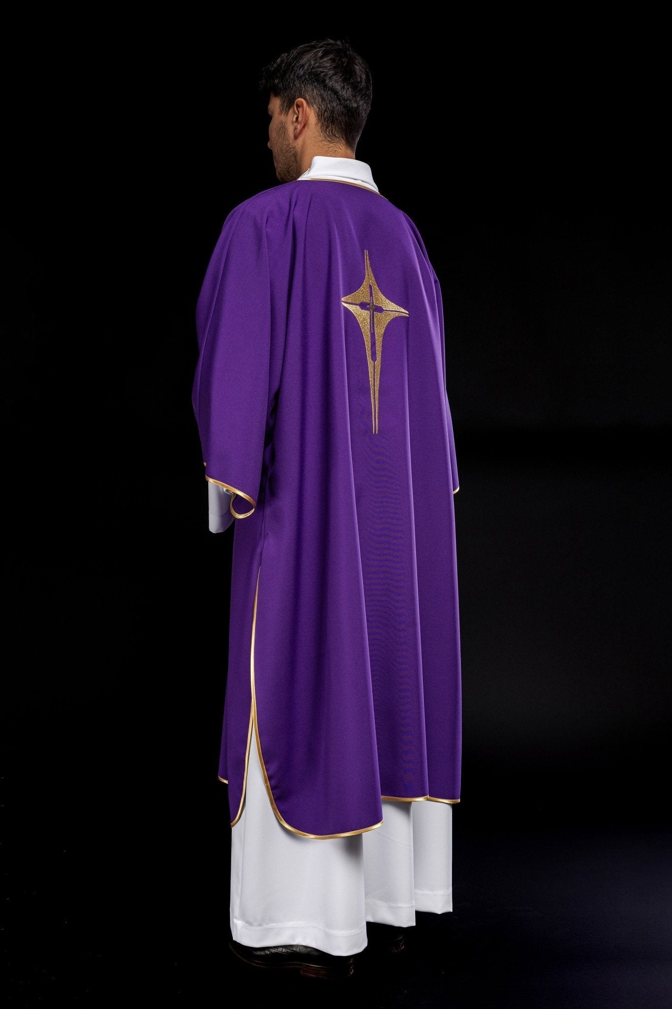 Dalmatien violet avec croix brodée en or KDL/214/03/12/D - CHASUBLES.FR