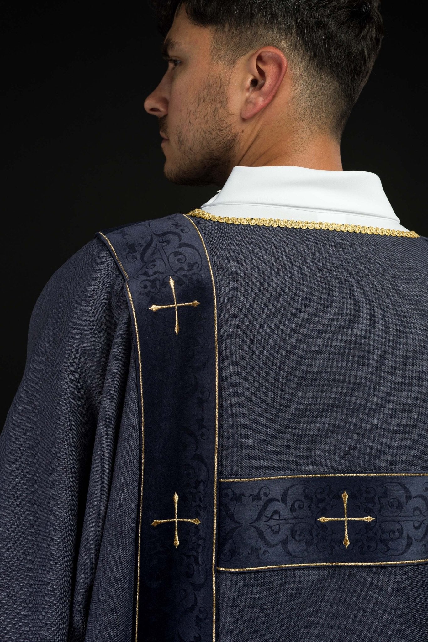 Dalmatique avec bandes en velours et croix dorées brodées violette LE/1073/03/B - CHASUBLES.FR