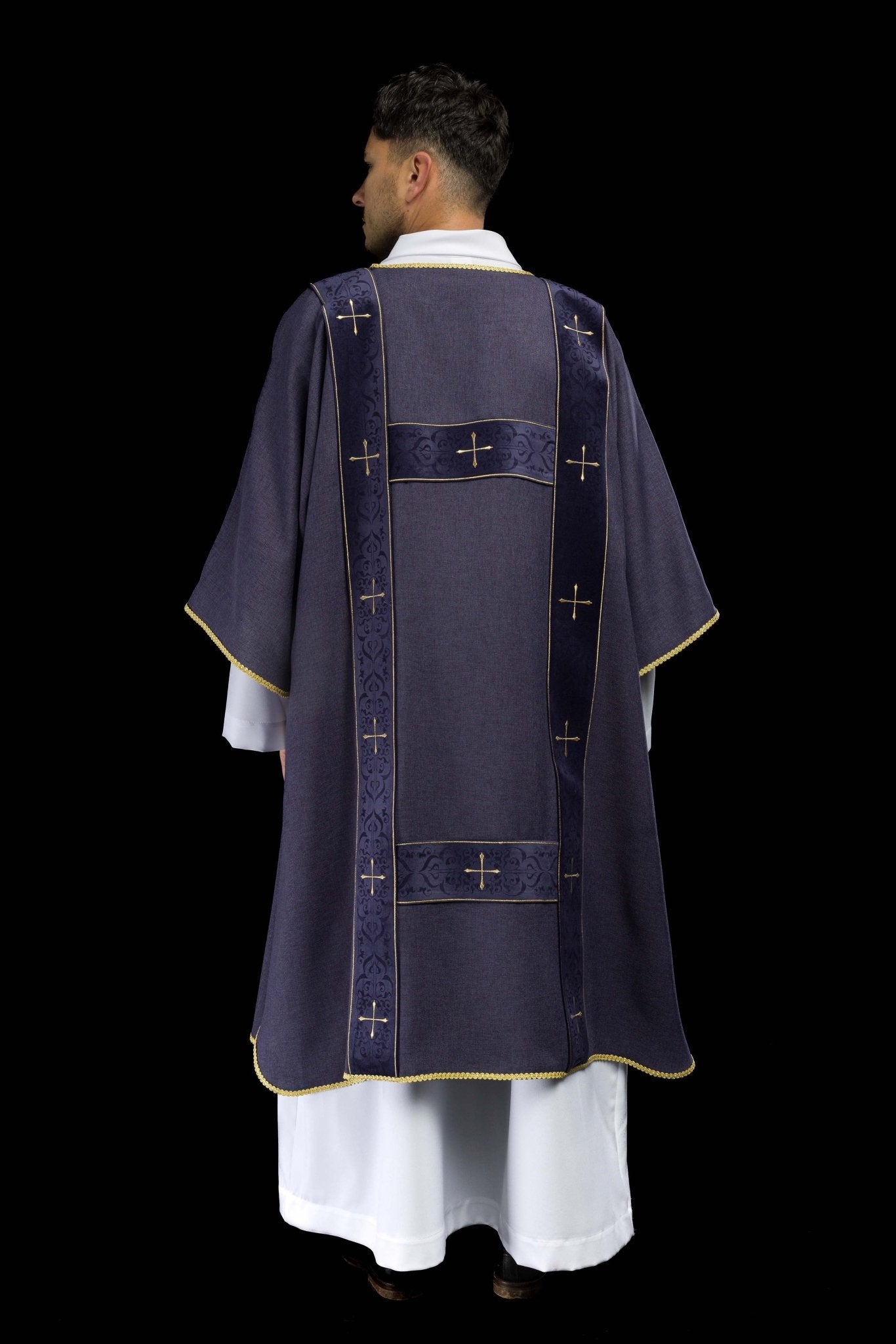 Dalmatique avec bandes en velours et croix dorées brodées violette LE/1073/03/B - CHASUBLES.FR