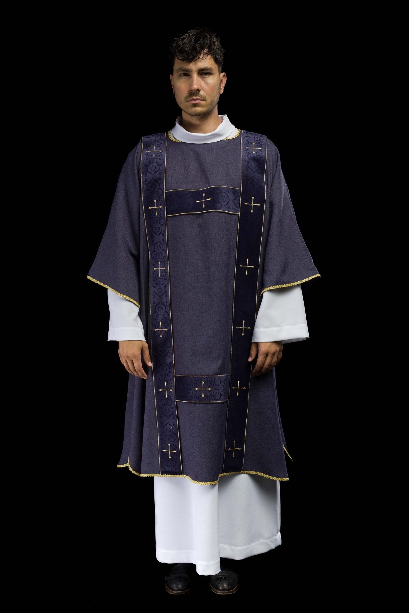 Dalmatique avec bandes en velours et croix dorées brodées violette LE/1073/03/B - CHASUBLES.FR