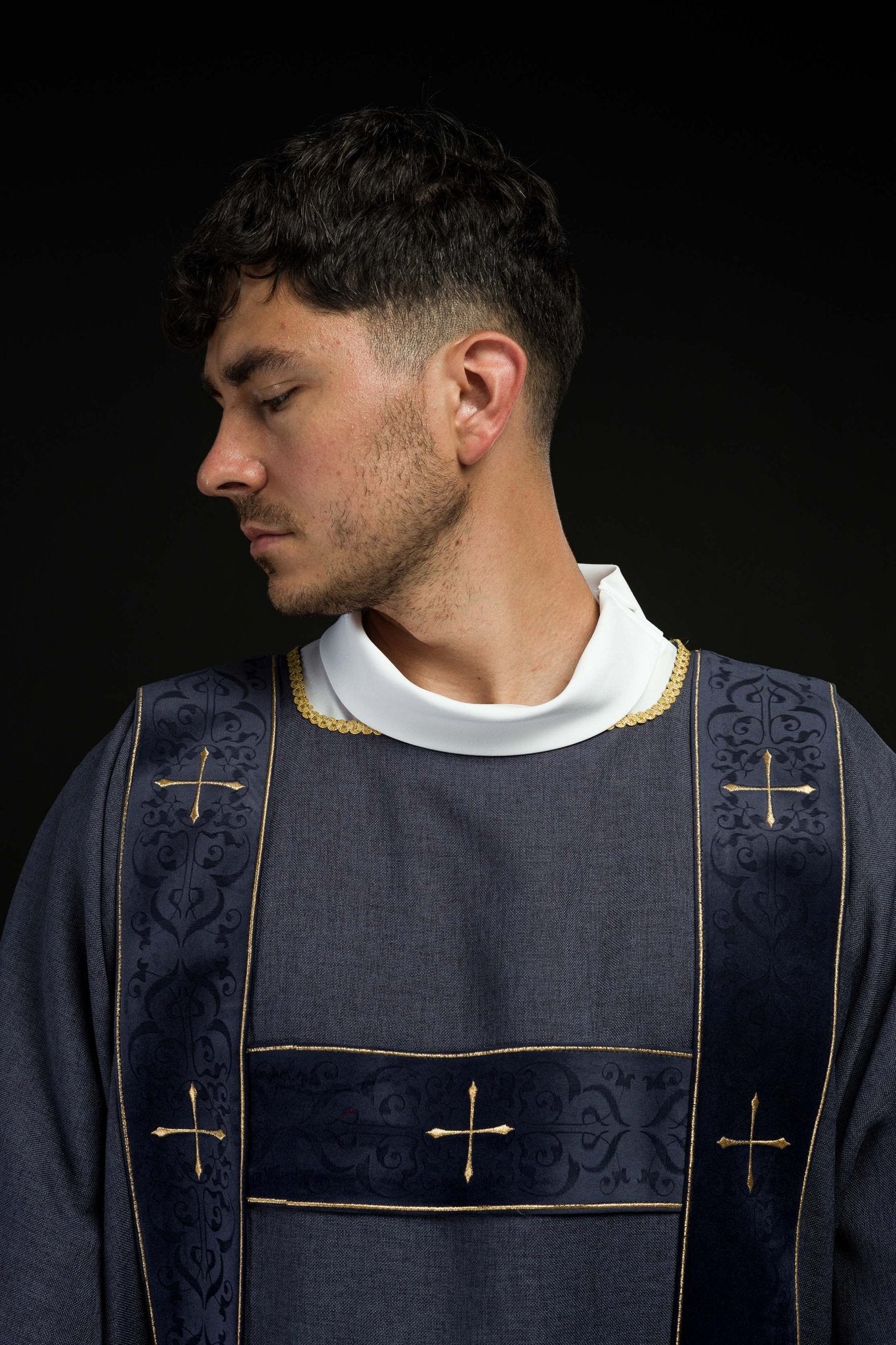Dalmatique avec bandes en velours et croix dorées brodées violette LE/1073/03/B - CHASUBLES.FR