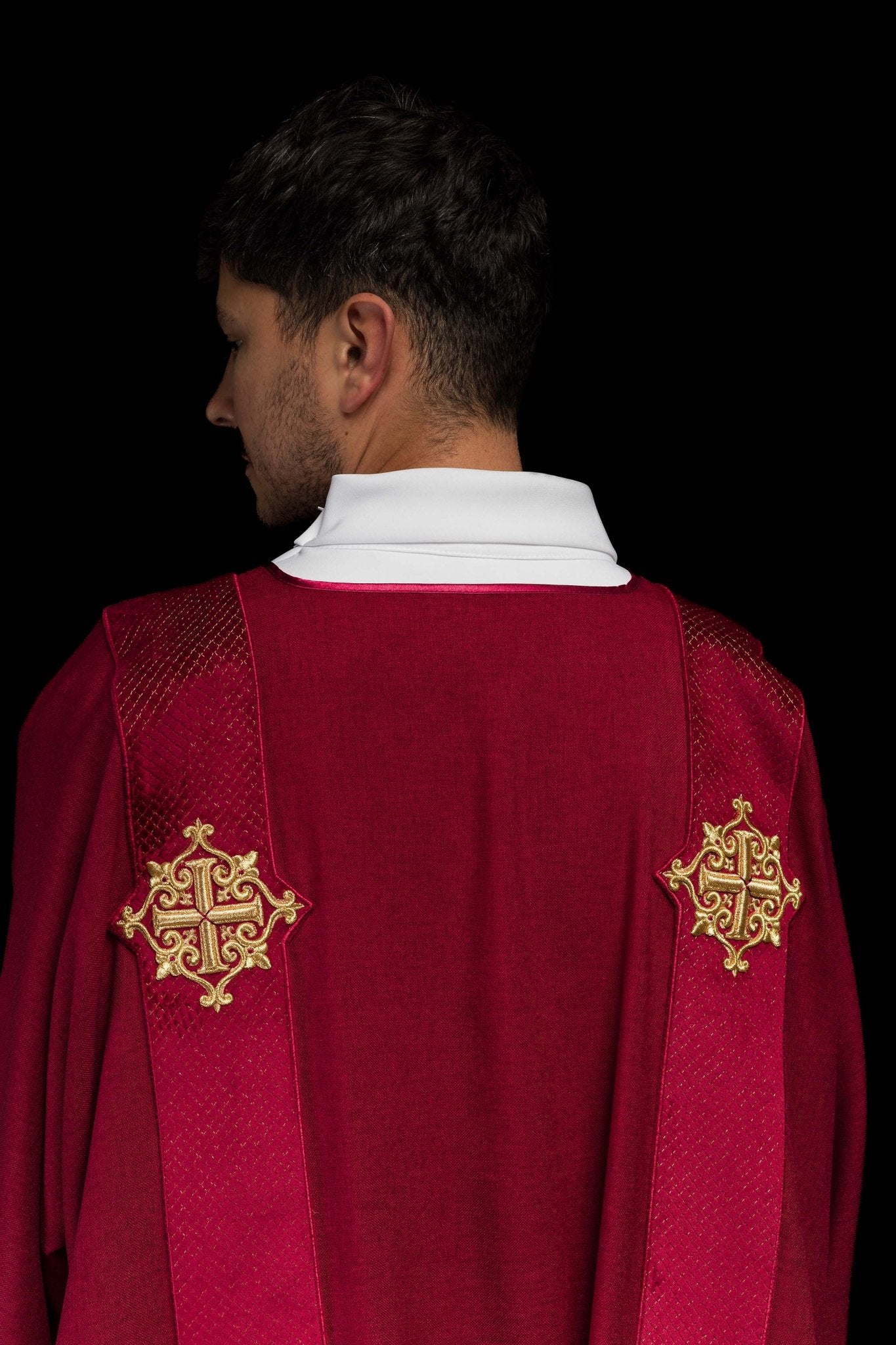 Dalmatique avec bandes en velours ornées de symboles de la Croix rouge LE/1030/02/B - CHASUBLES.FR